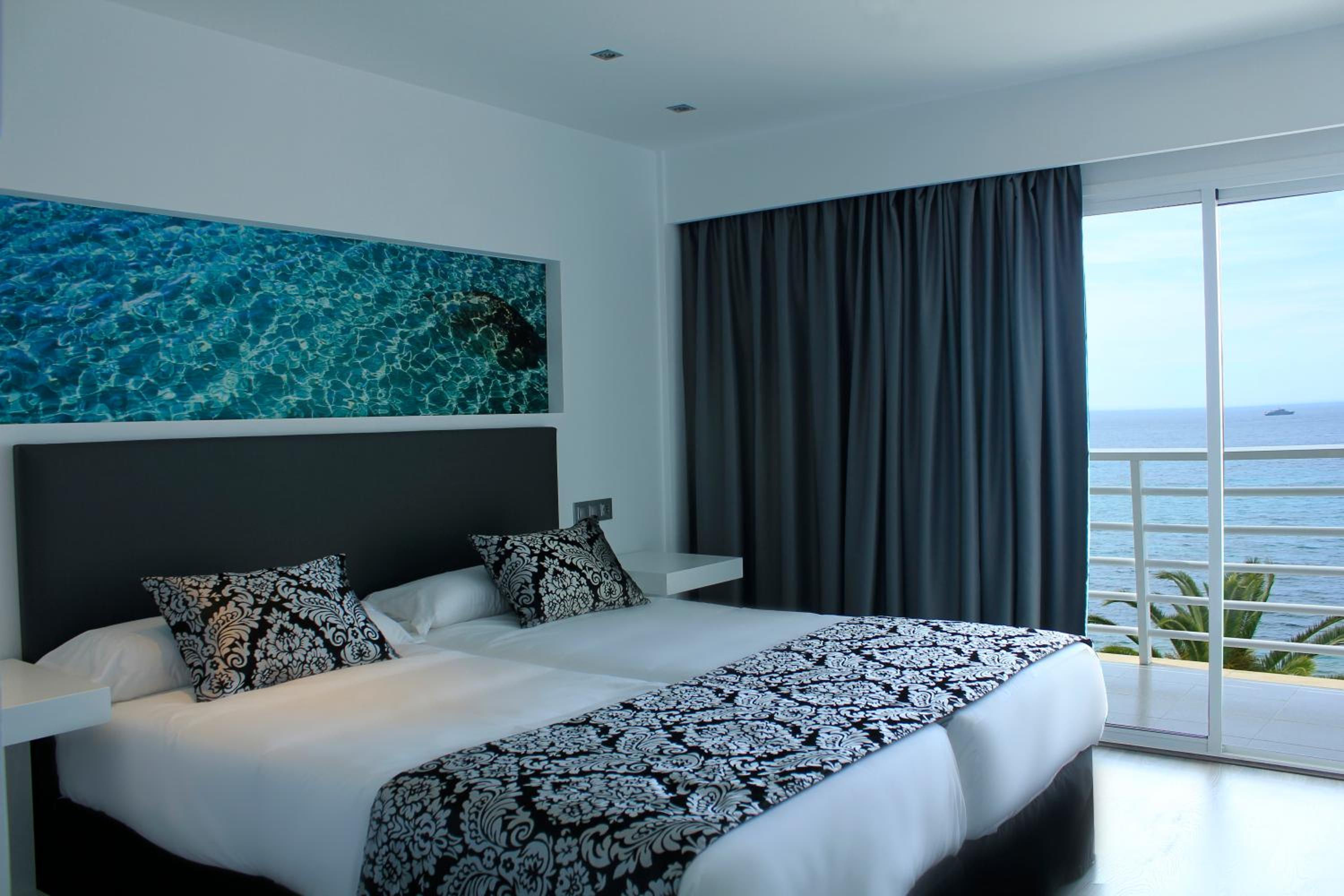 Double or Twin Room with Sea View - Photo 1