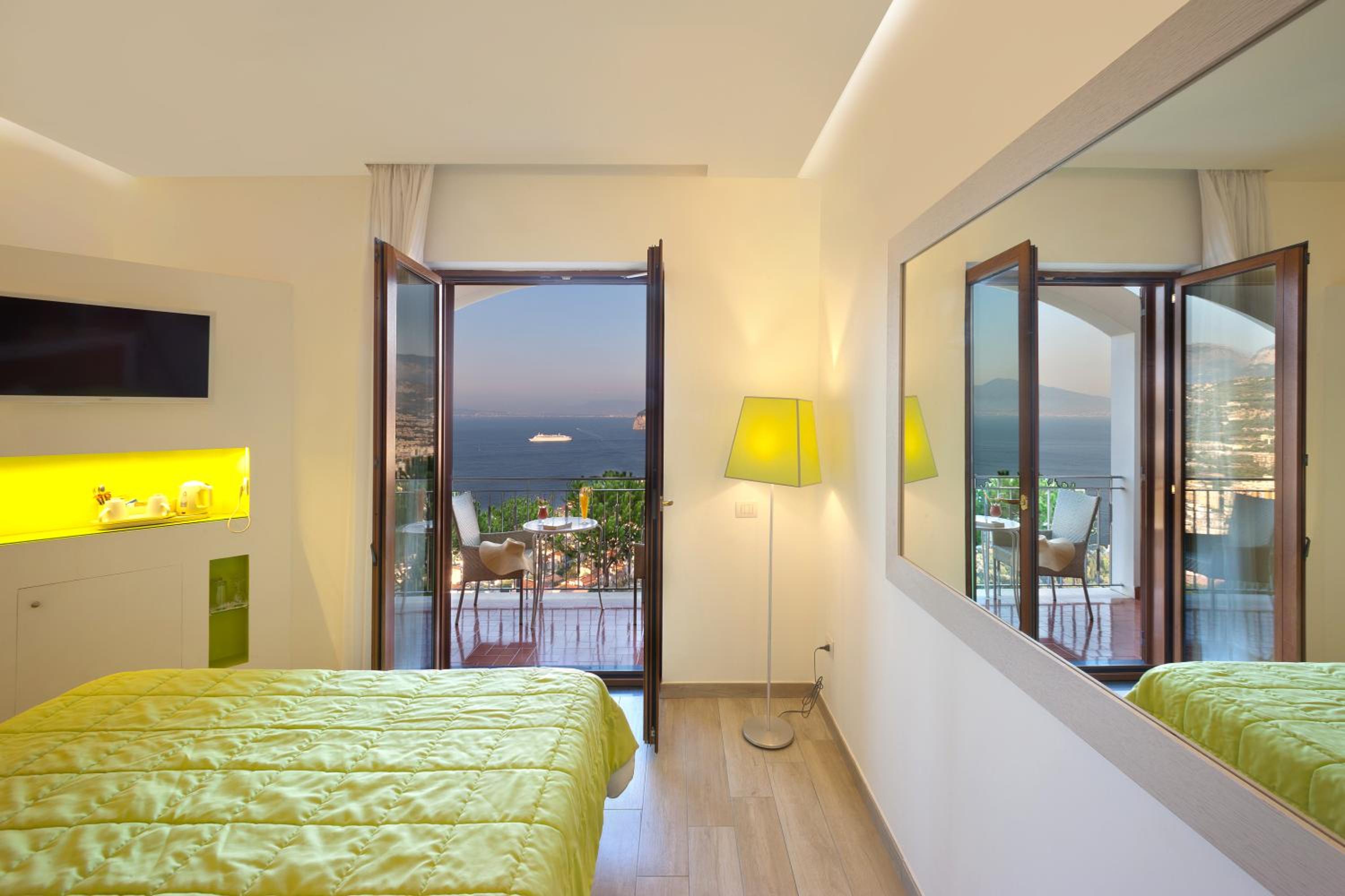 Deluxe Double or Twin Room with Sea View - Photo 1