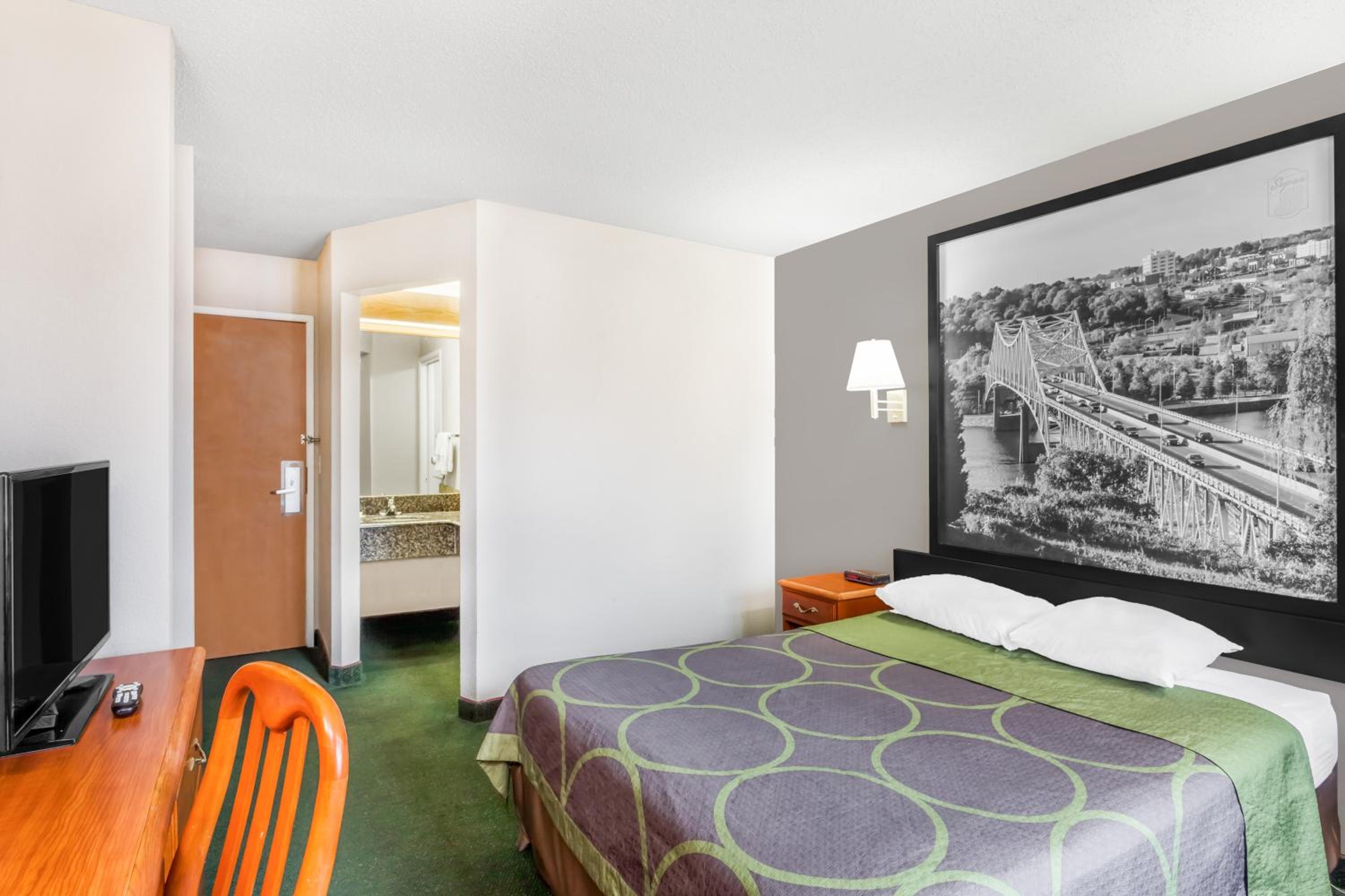 Queen Room - Non-Smoking - Photo 2