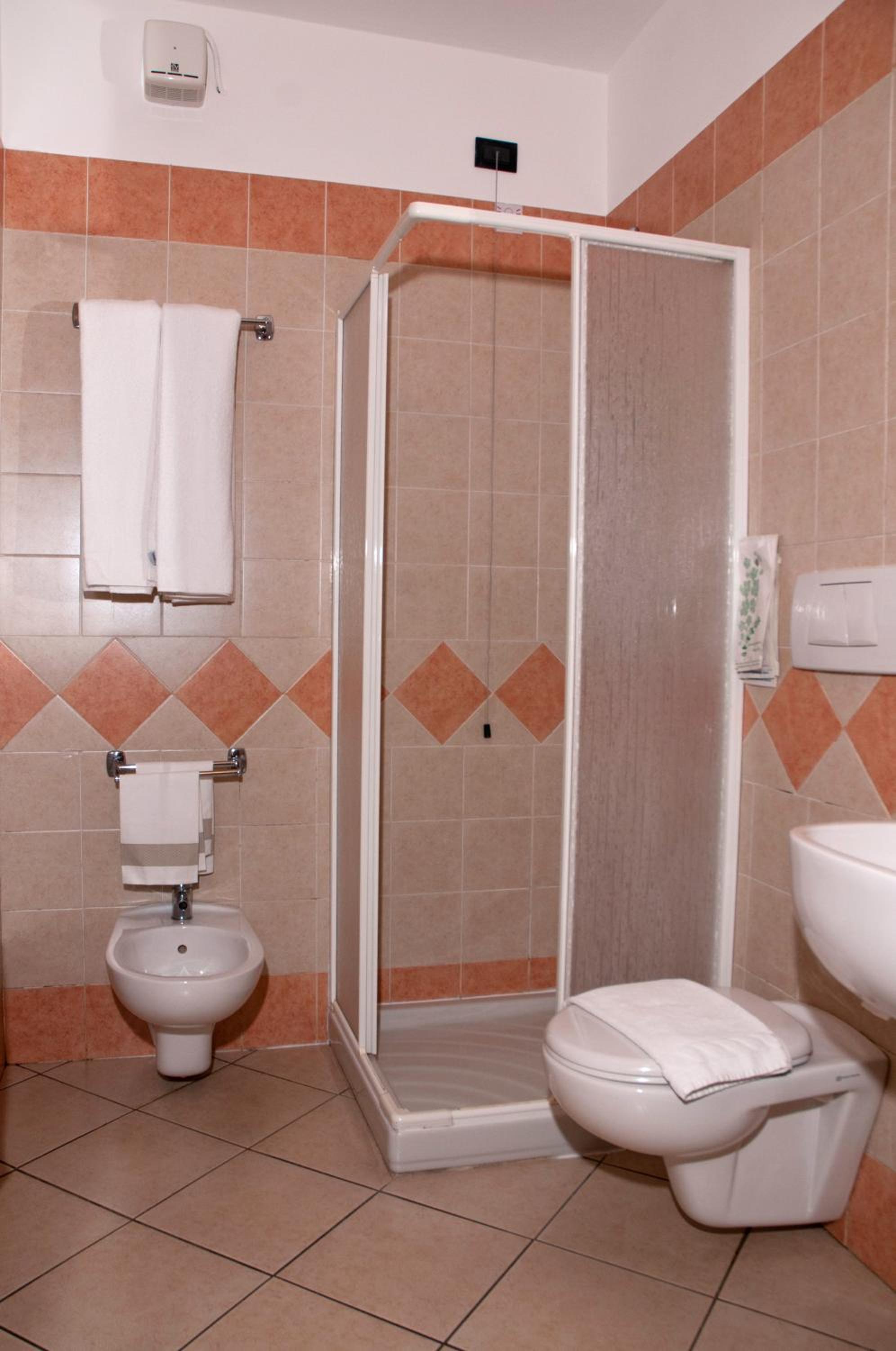 Double or Twin Room - Photo 8