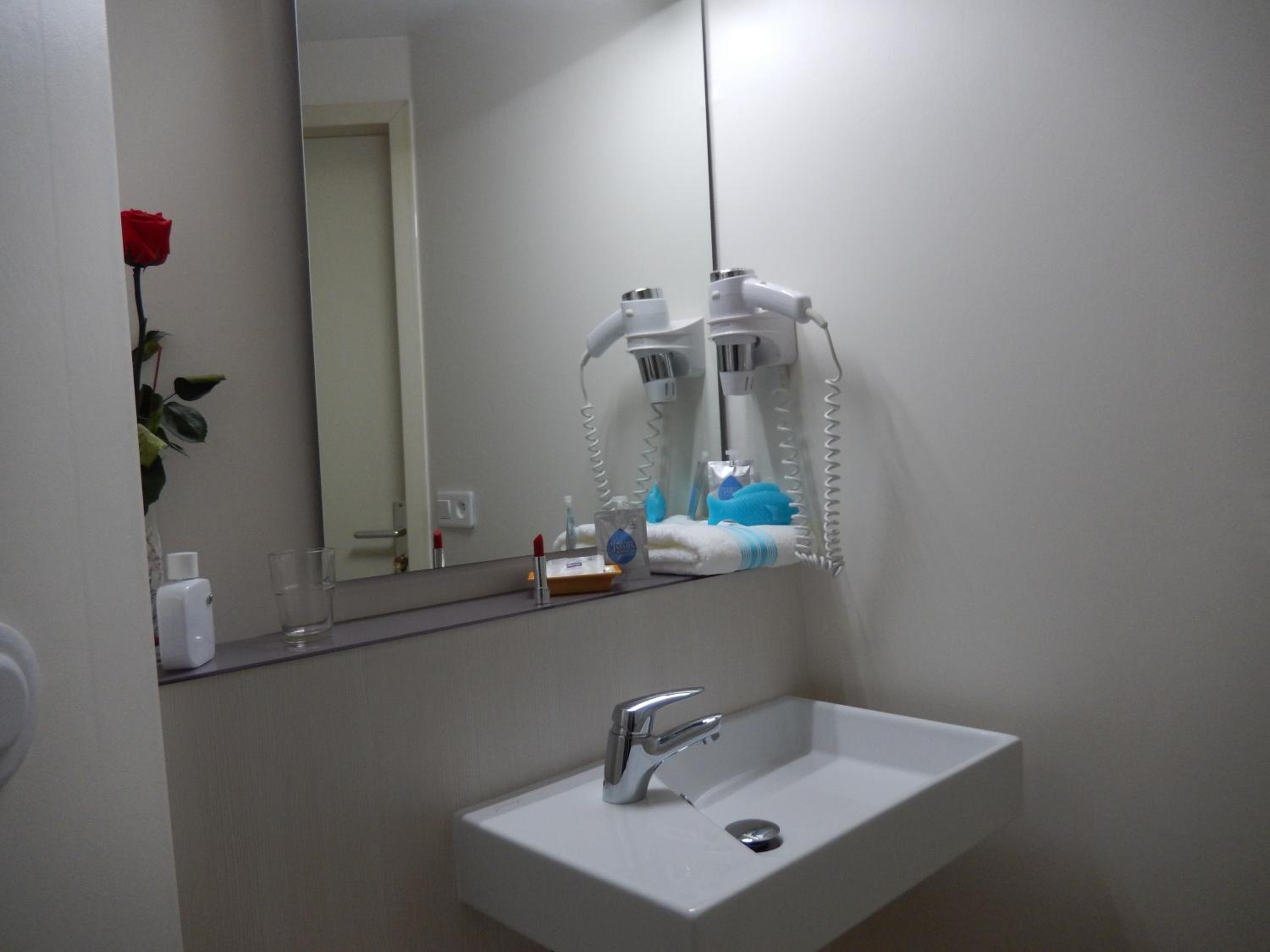 Double Room with One Double Bed - Photo 7