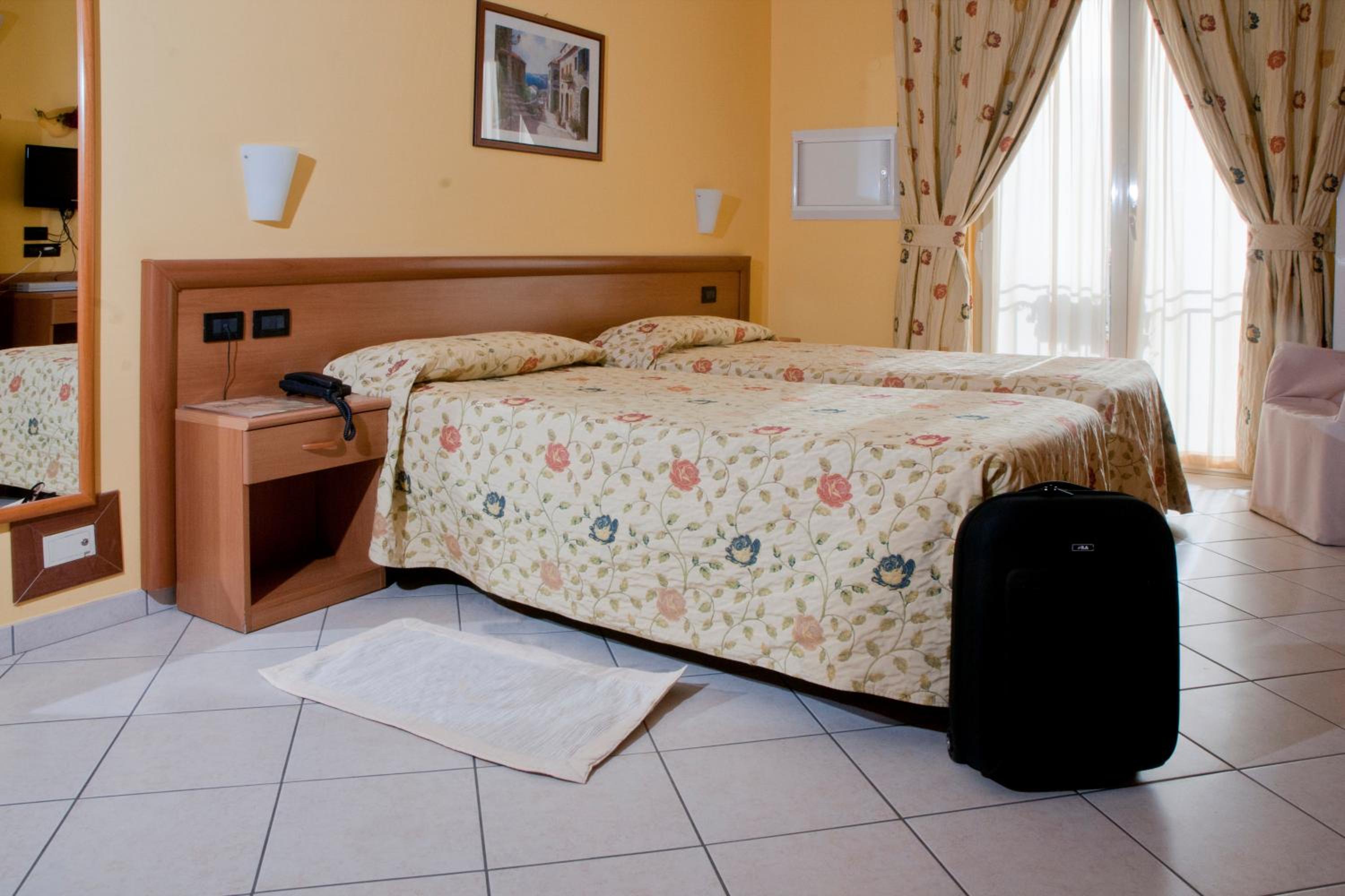 Double or Twin Room - Photo 5