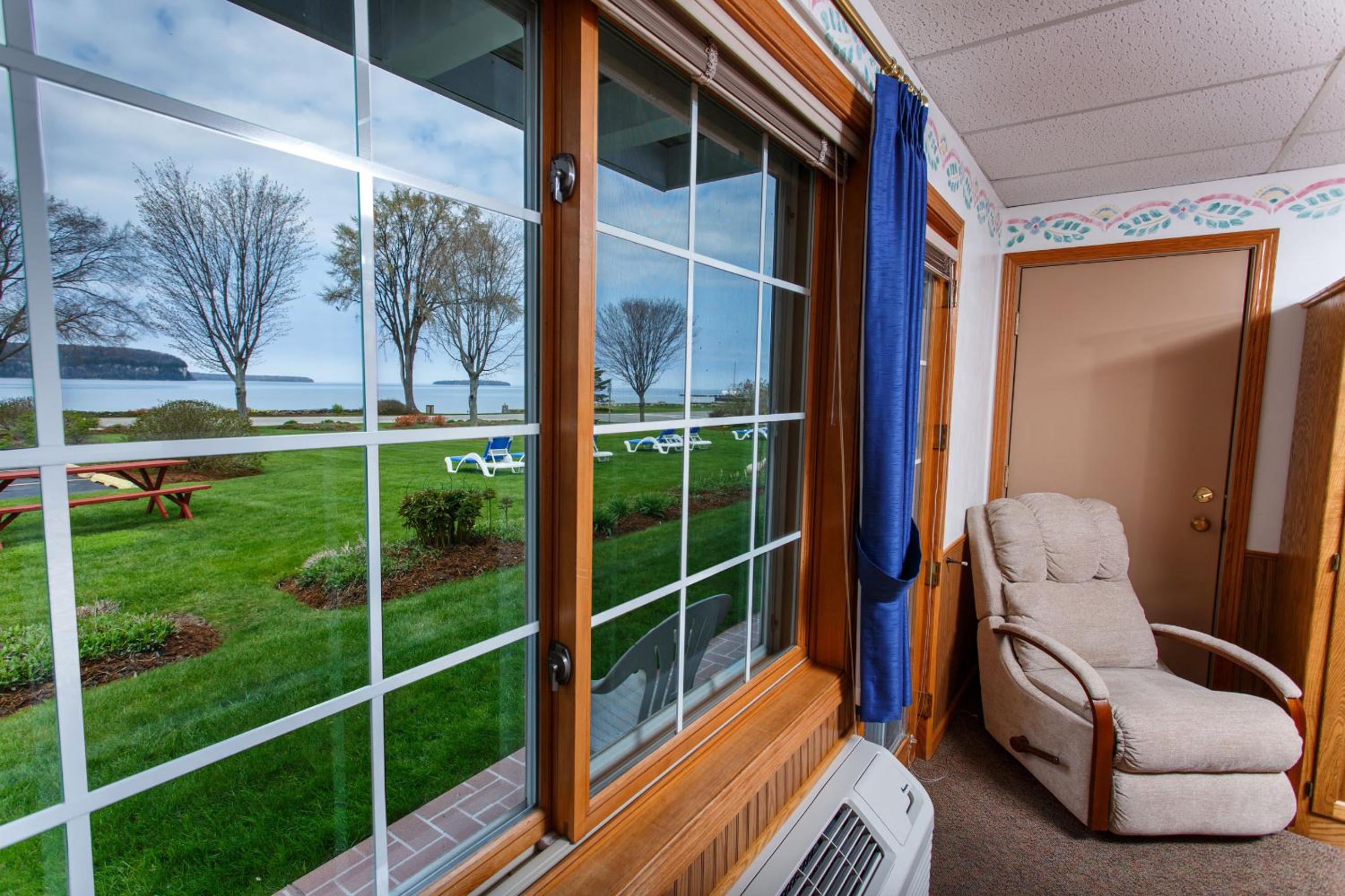 Family Room with Lake View photo 3