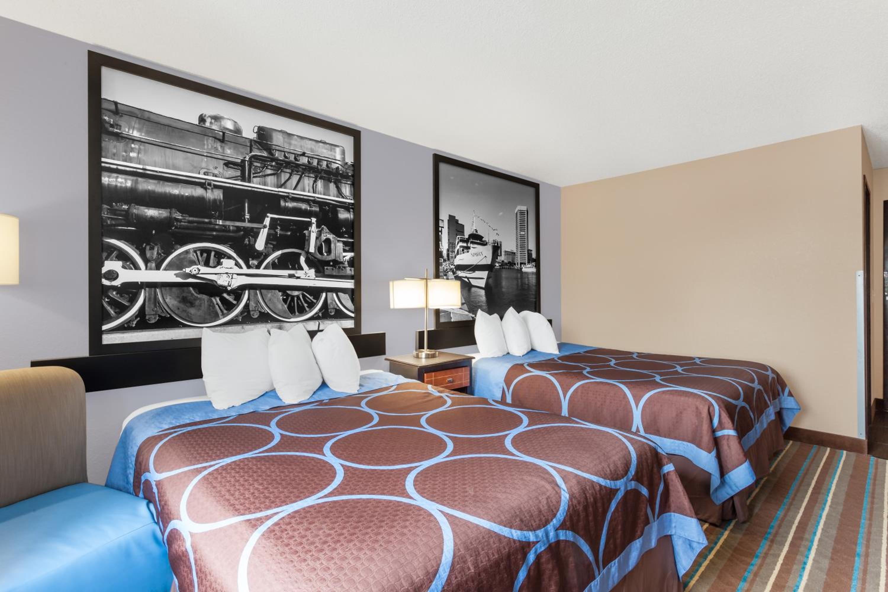 Queen Room with Two Queen Beds - Non-Smoking - Photo 5