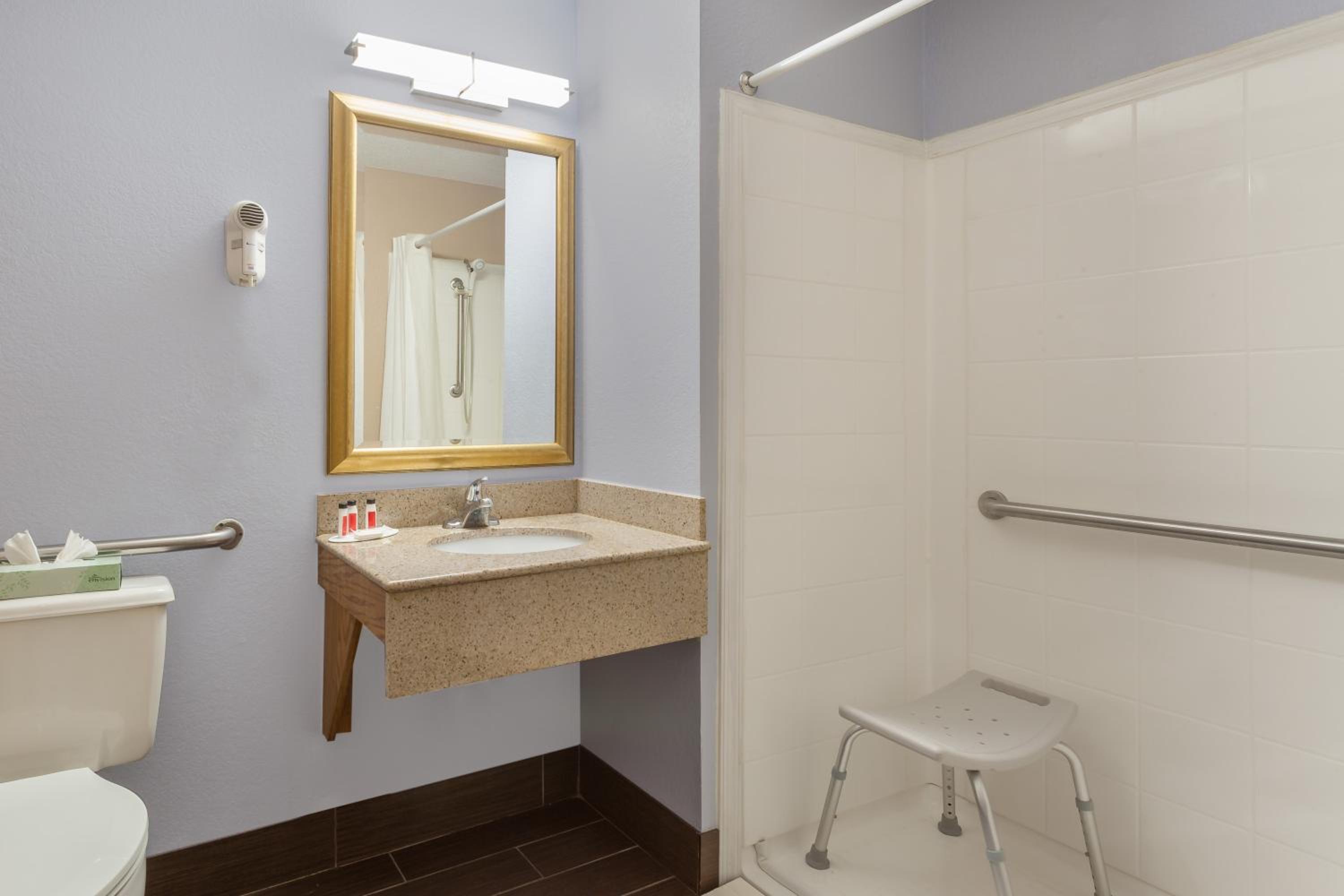 Queen Room - Disability Access - Photo 2
