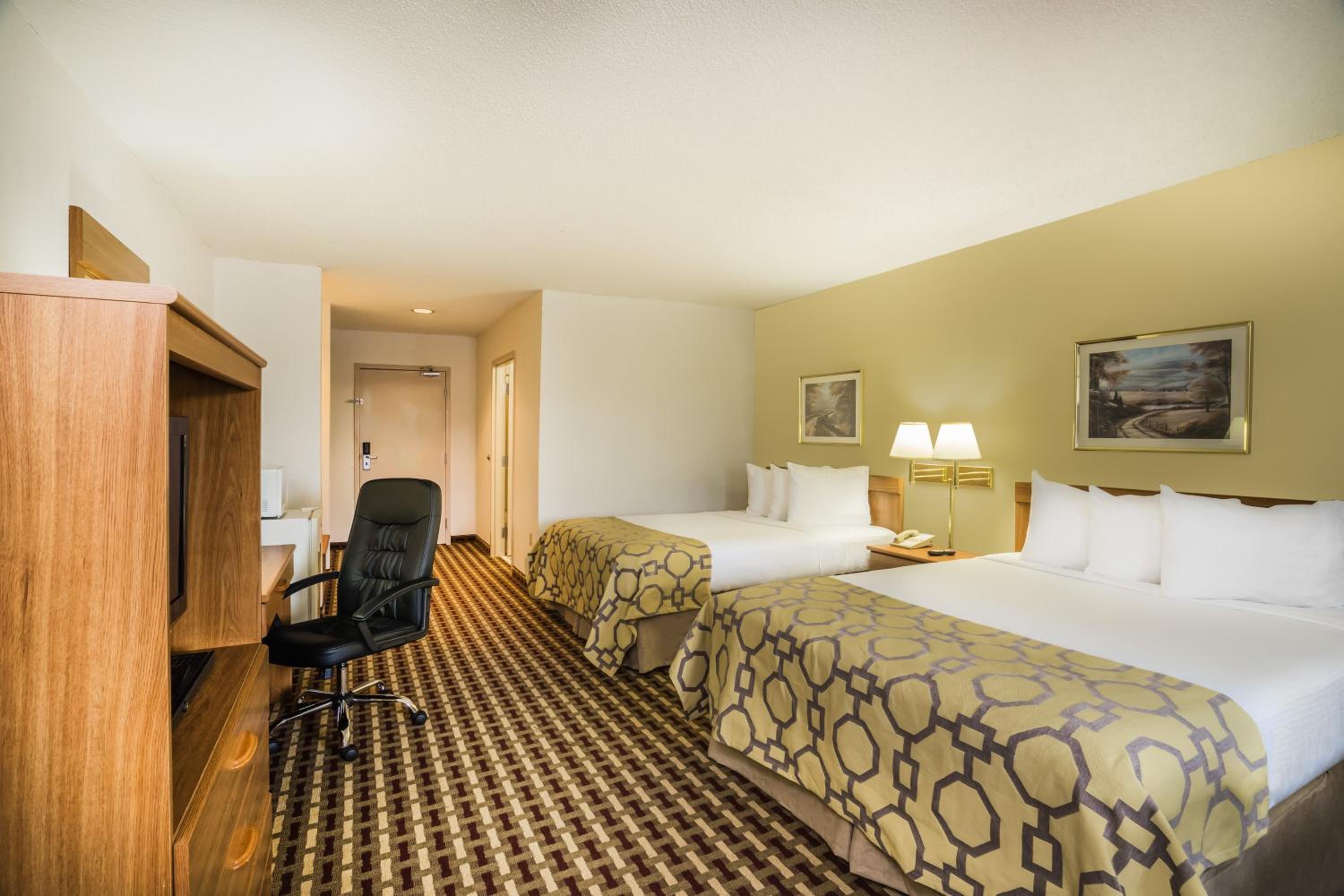 Queen Room with Two Queen Beds - Non-Smoking - Photo 5