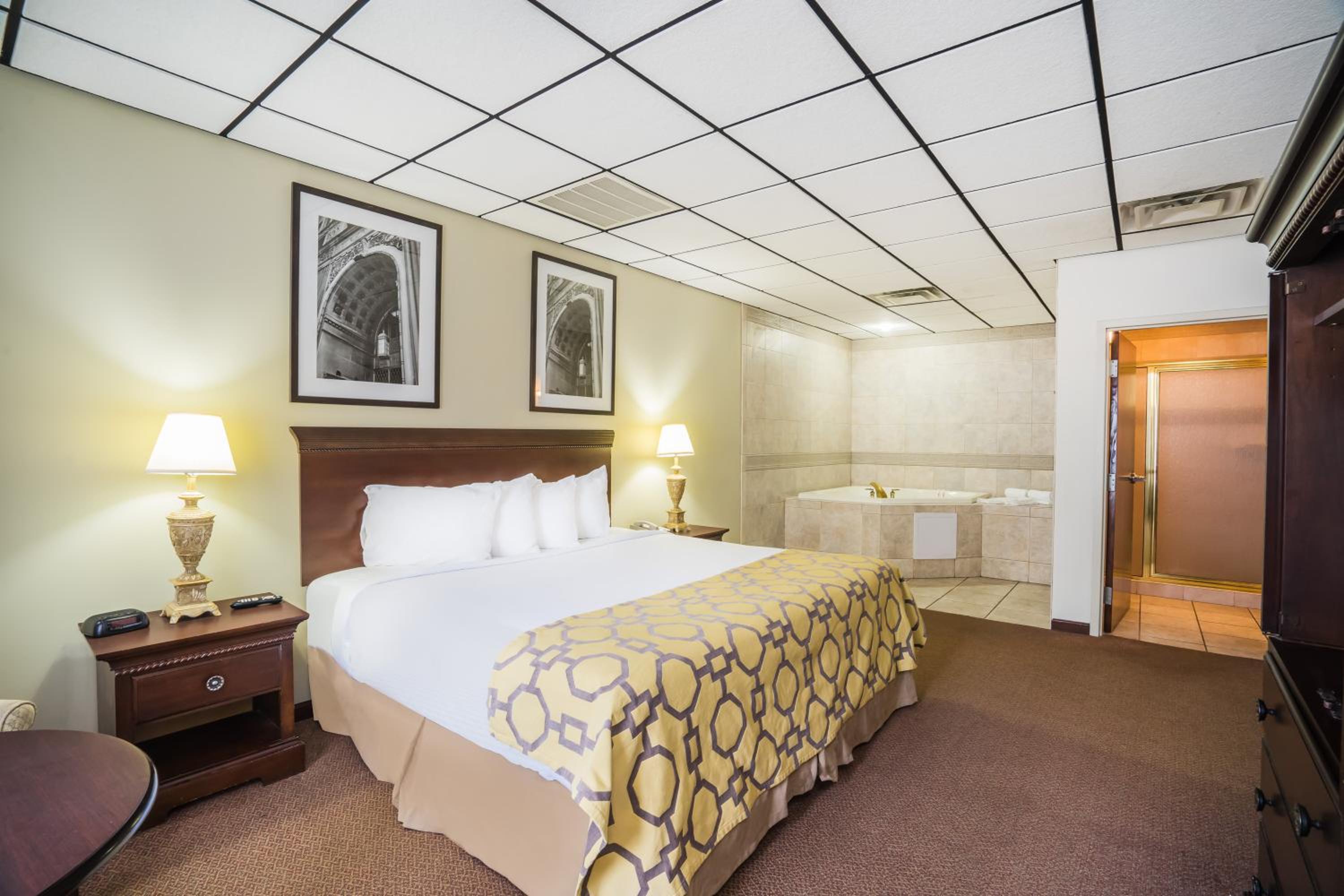 One-Bedroom Suite with King Bed, First Floor, Non-Smoking - Photo 2