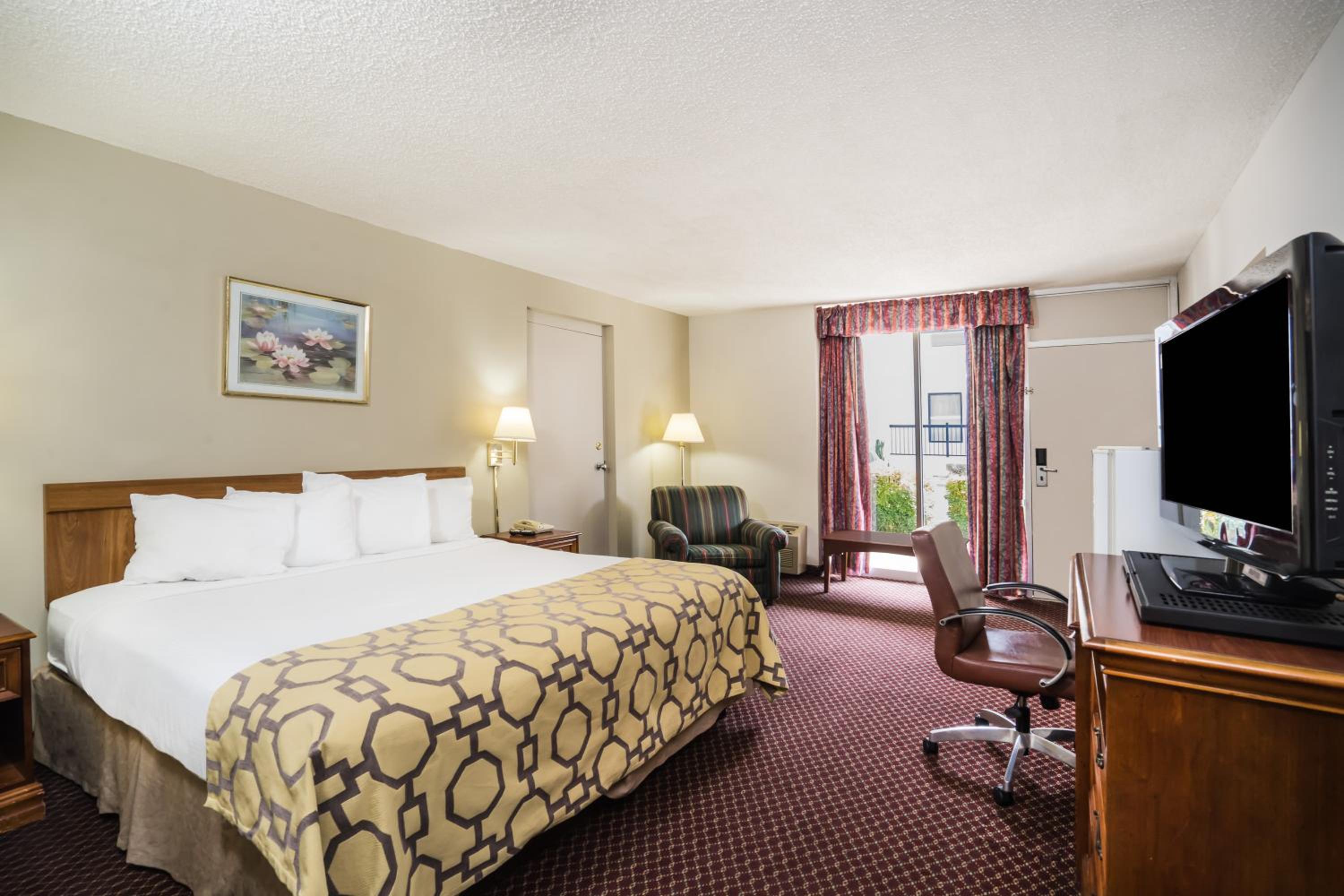 King Room - Non-Smoking - Photo 5