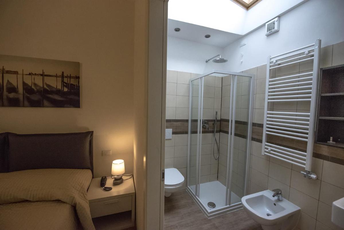 Deluxe Double Room with Shower photo 2