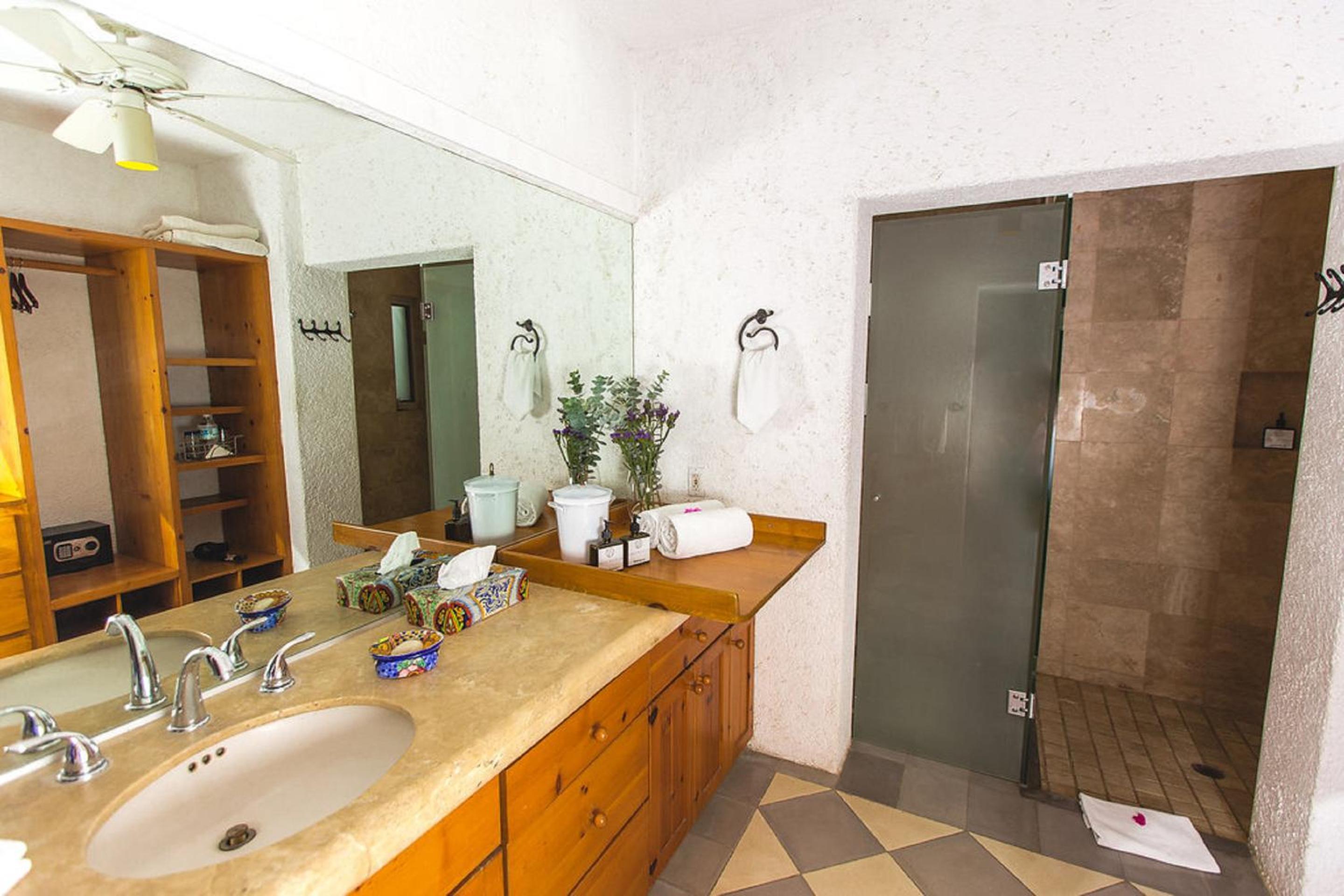 Deluxe King Room - Photo 2