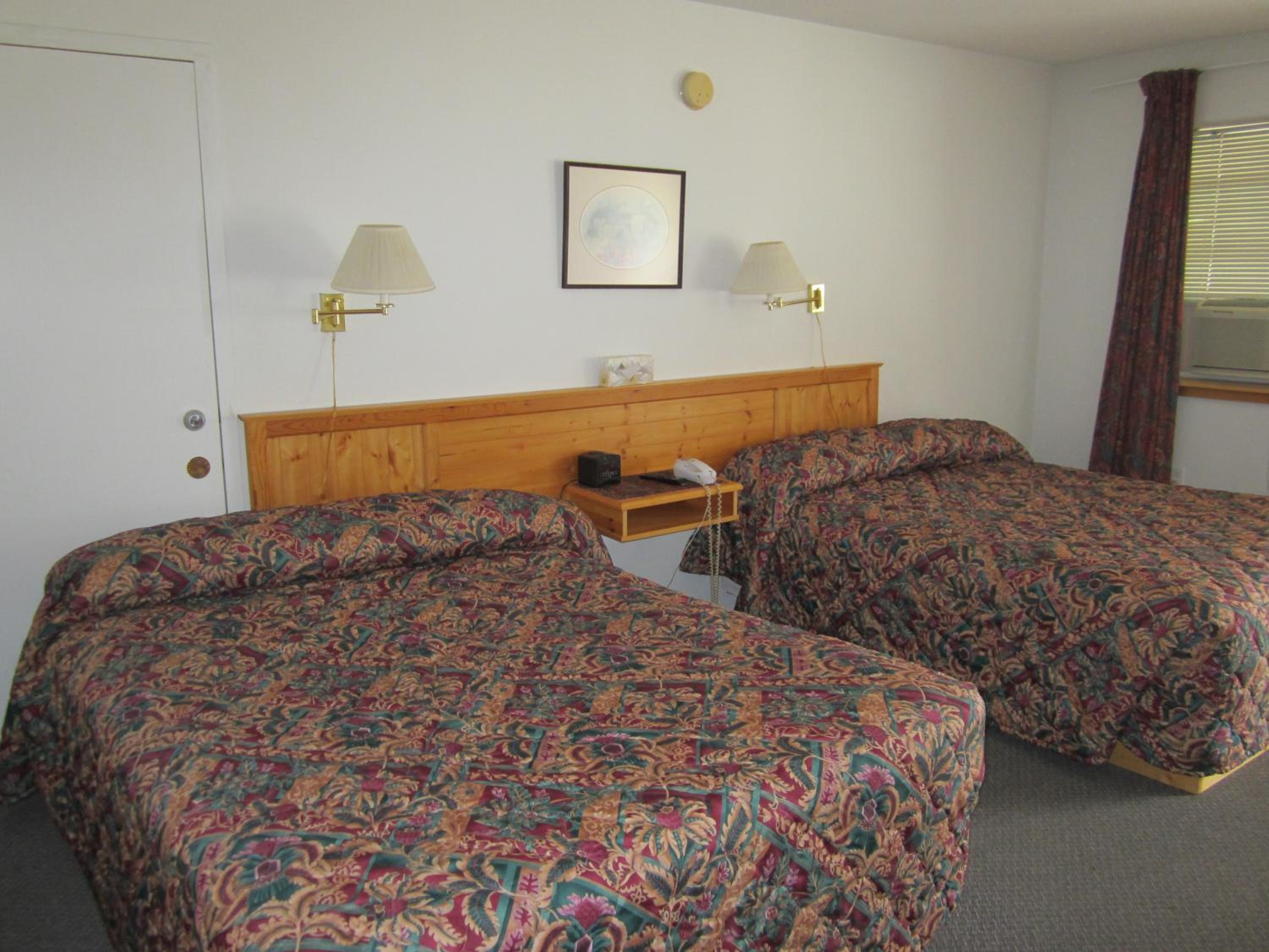 Standard Queen Room with Two Queen Beds photo 1