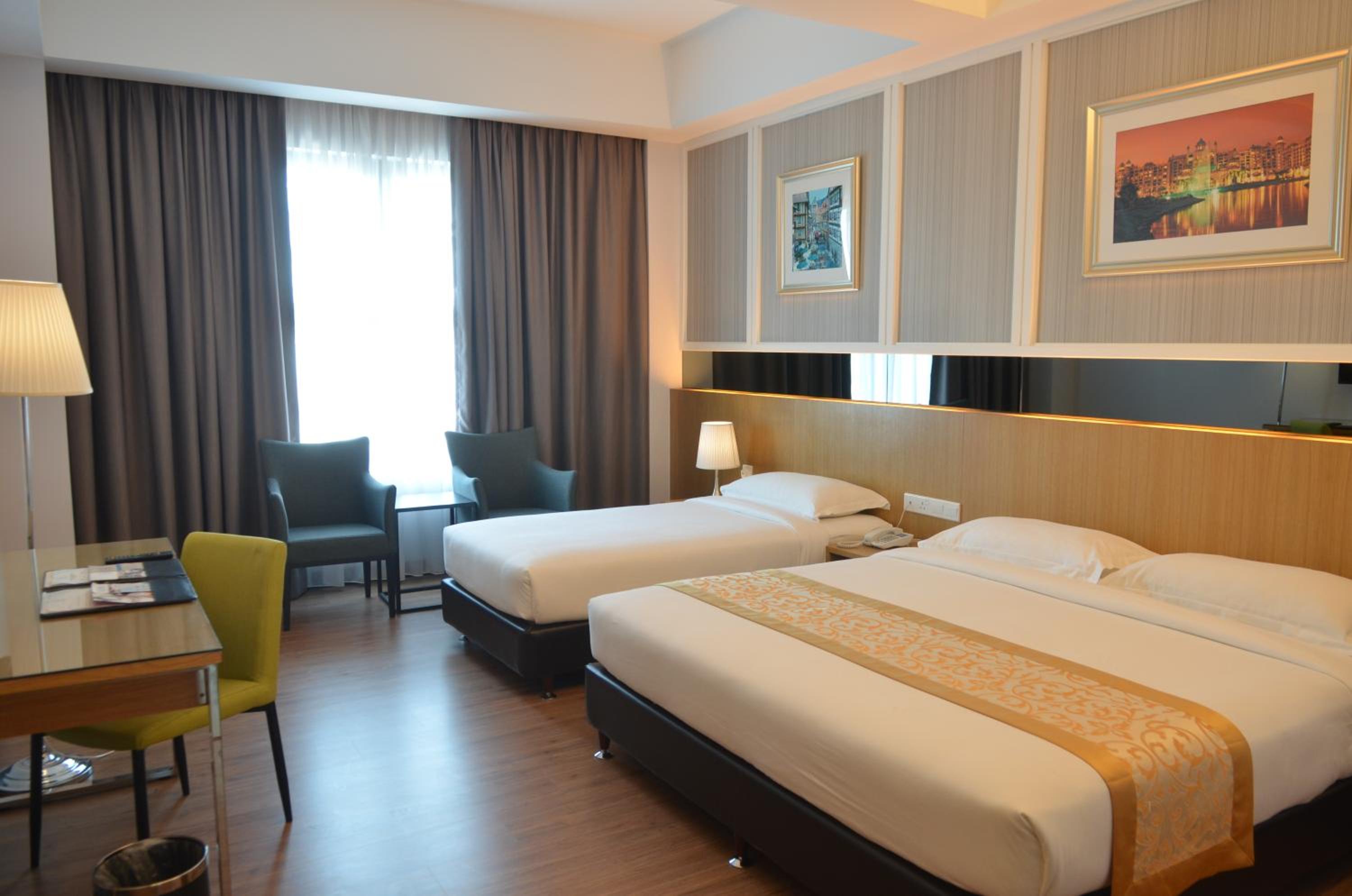 Deluxe Triple Room (KL 118 View)  photo 3