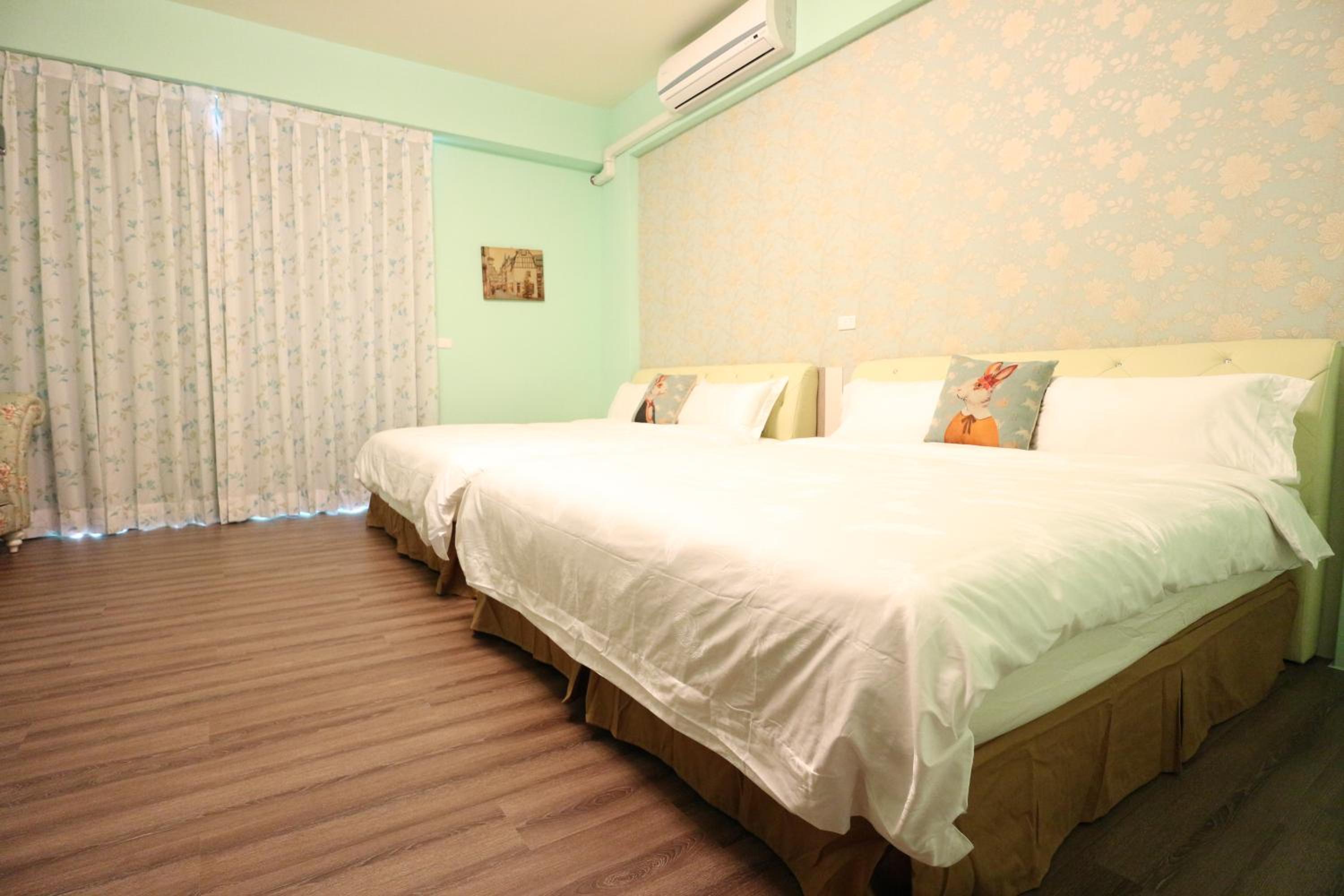 Standard Queen Room with Two Queen Beds photo 2