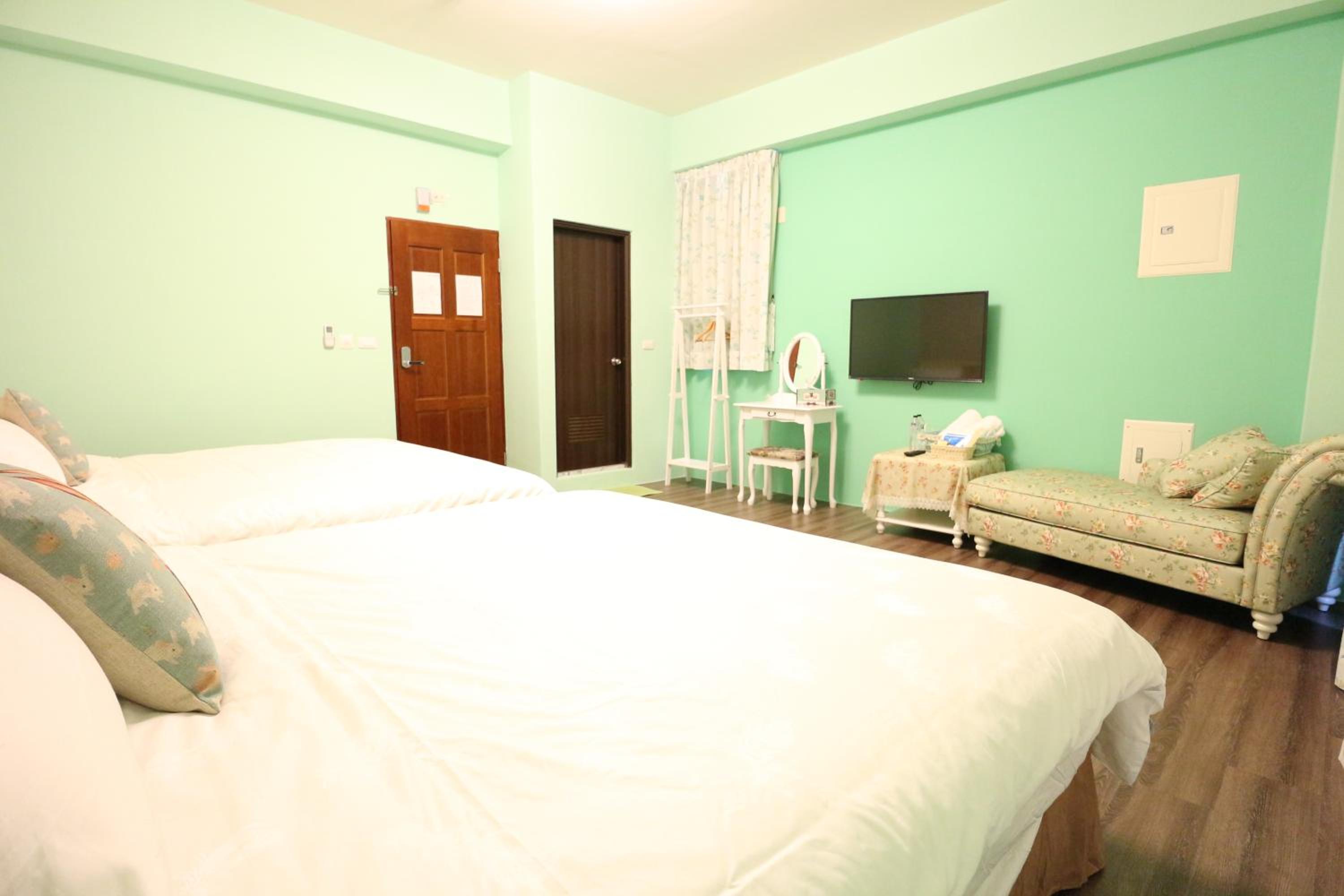 Standard Queen Room with Two Queen Beds photo 3