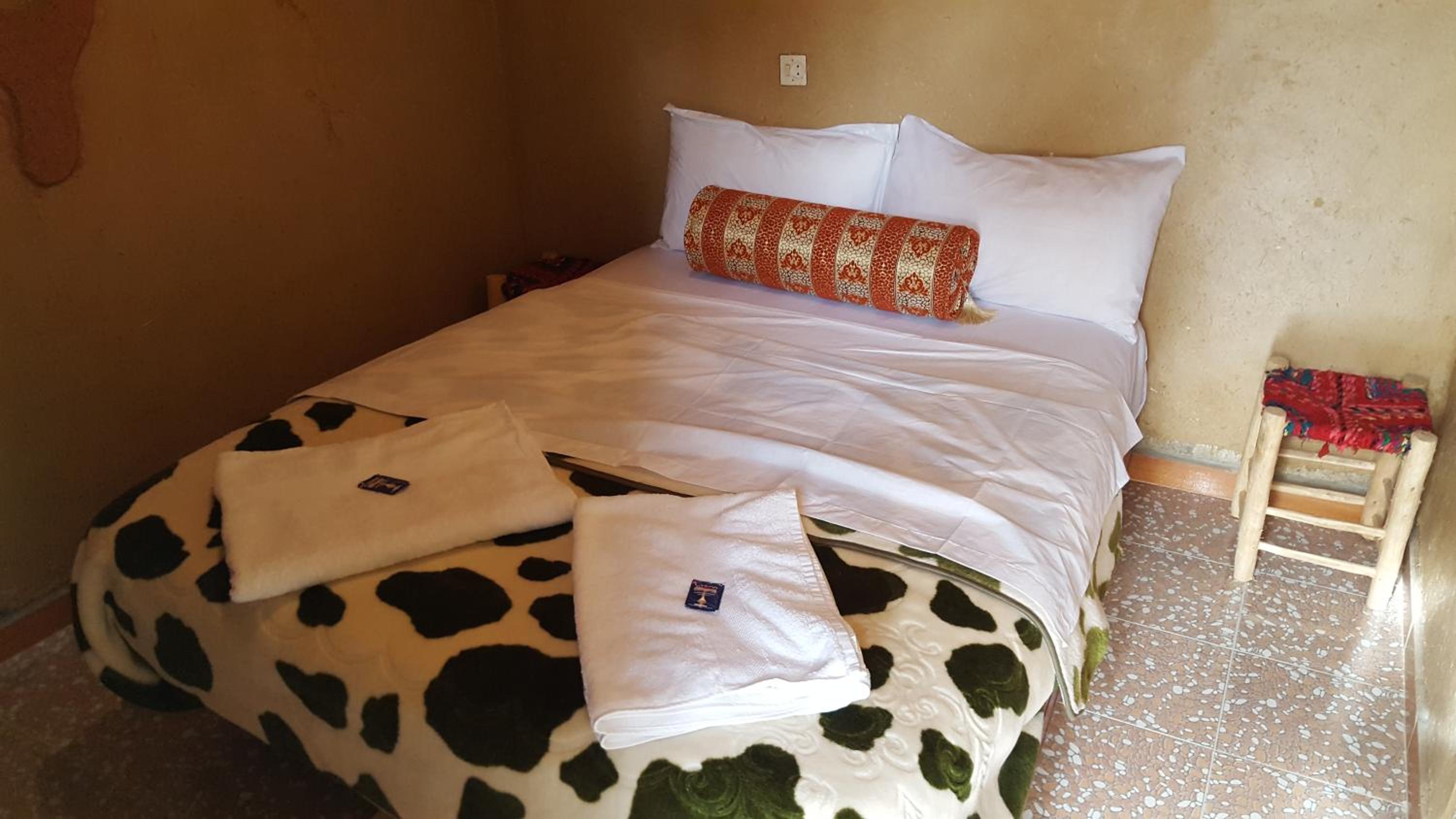 Double Room with Private Bathroom - Photo 10