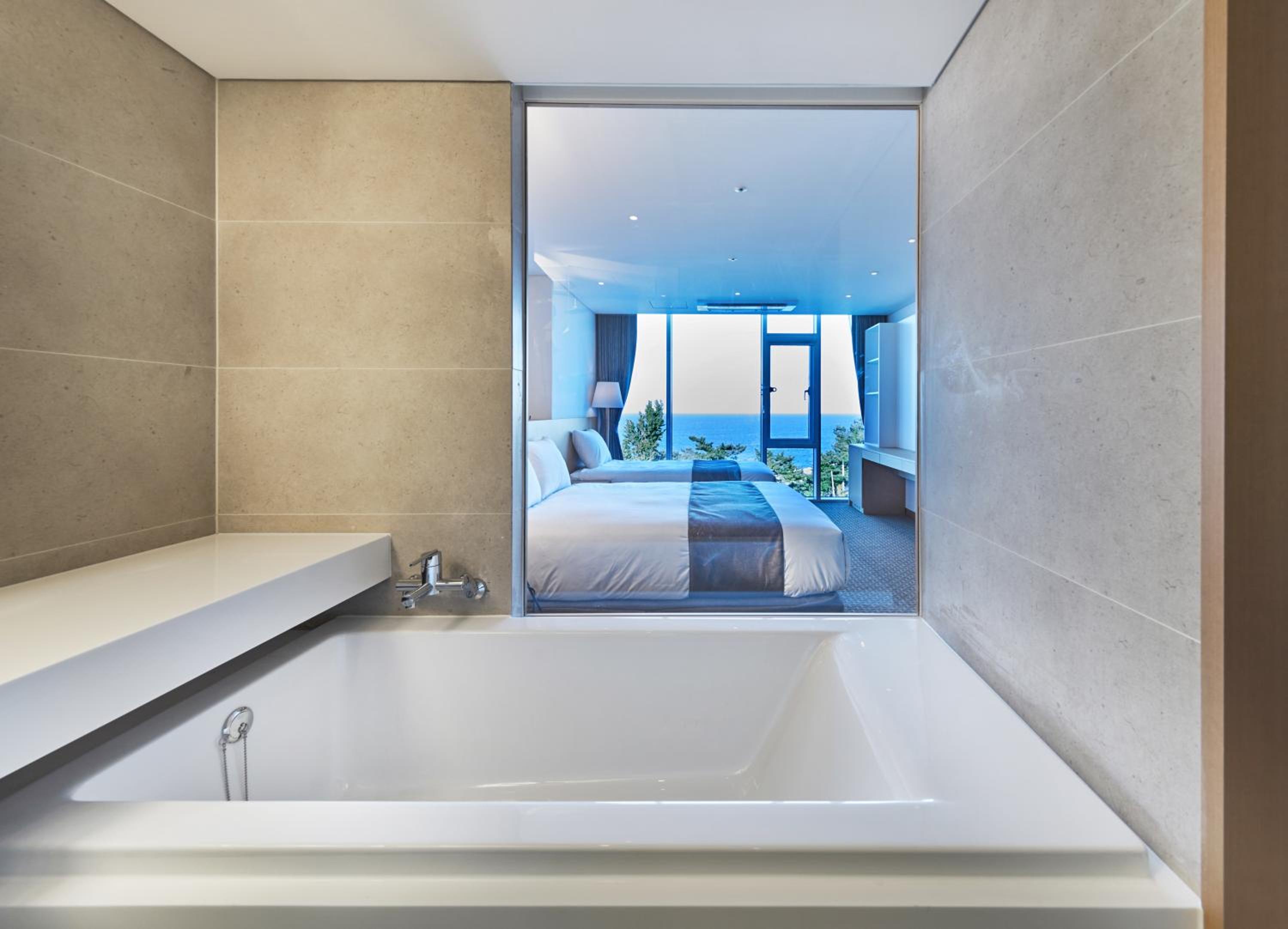 Deluxe Twin Room with Sea View photo 3