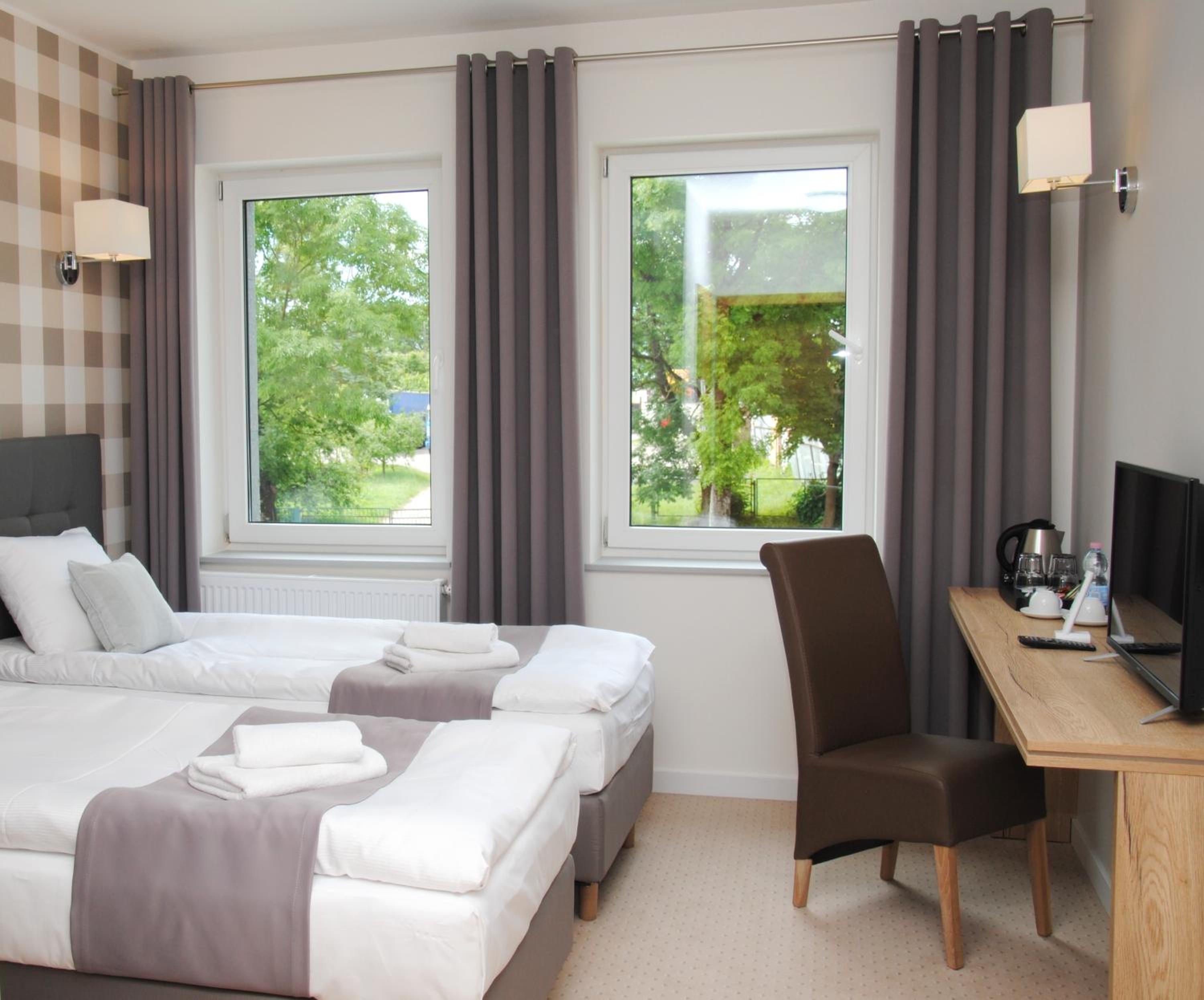 Double or Twin Room with Bathroom - Photo 2