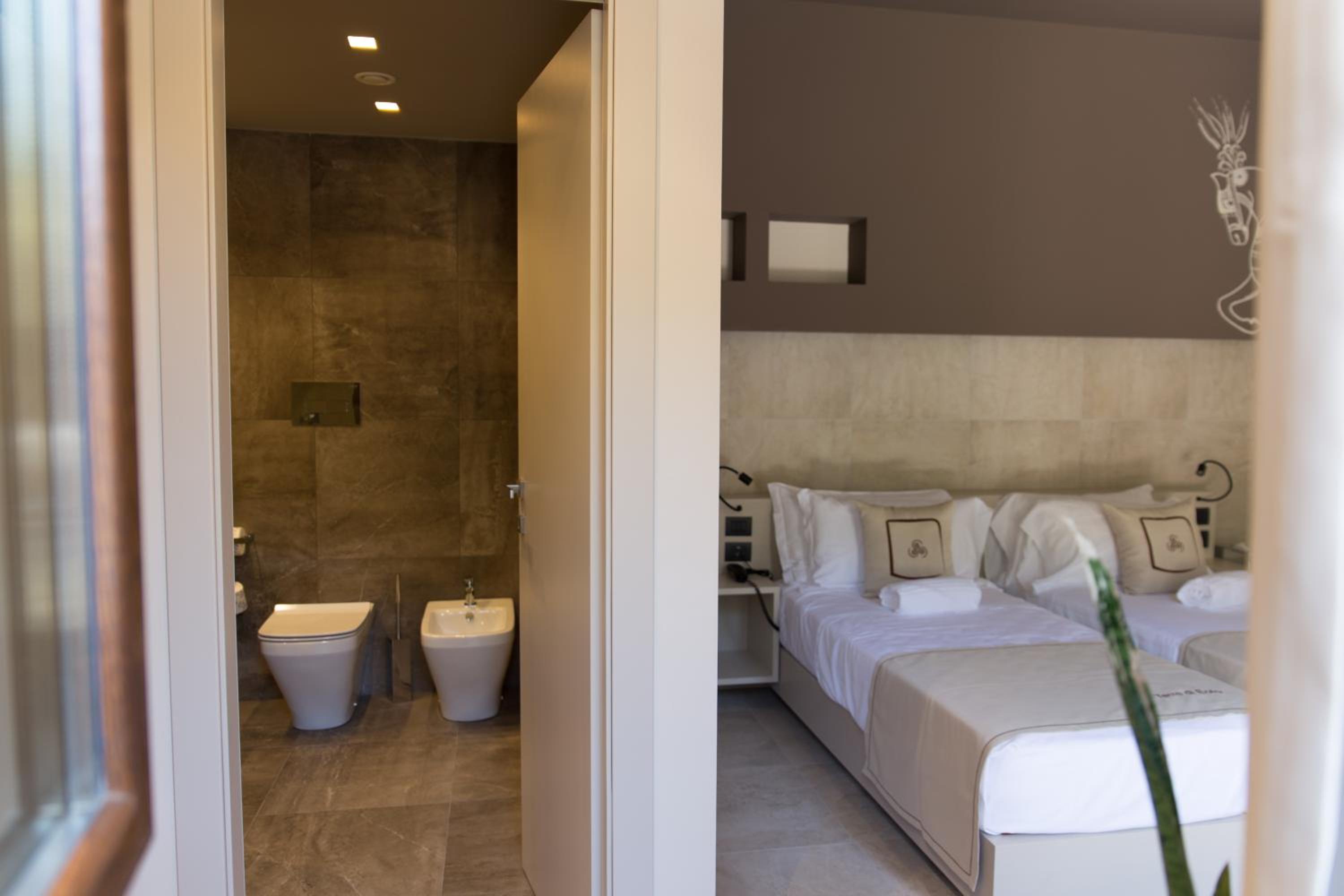 Comfort Queen Room - Photo 15