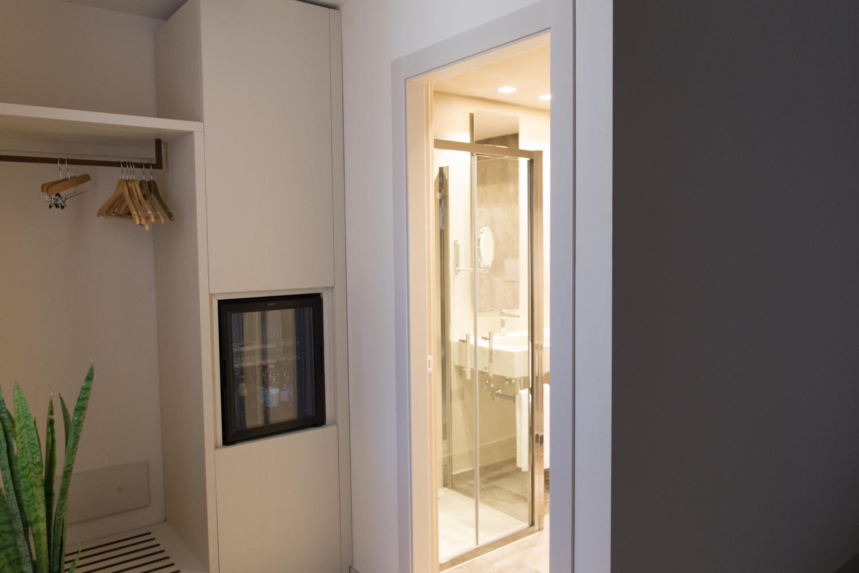 Comfort Queen Room - Photo 23