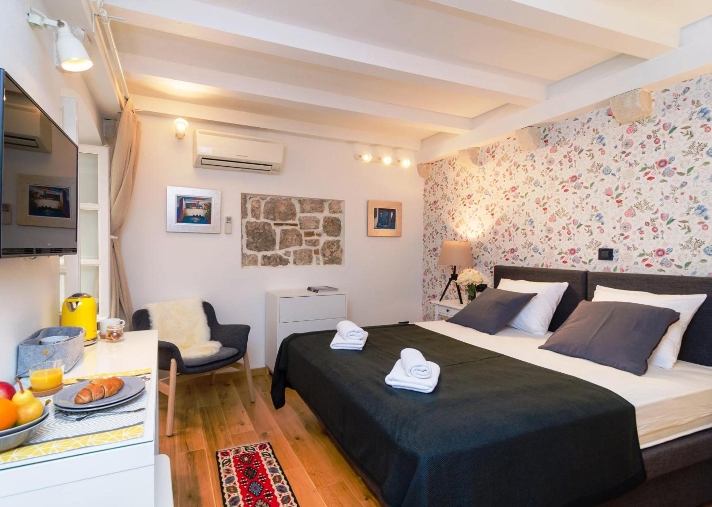 Deluxe Double Or Twin Room With Street View (1) 1st Floor