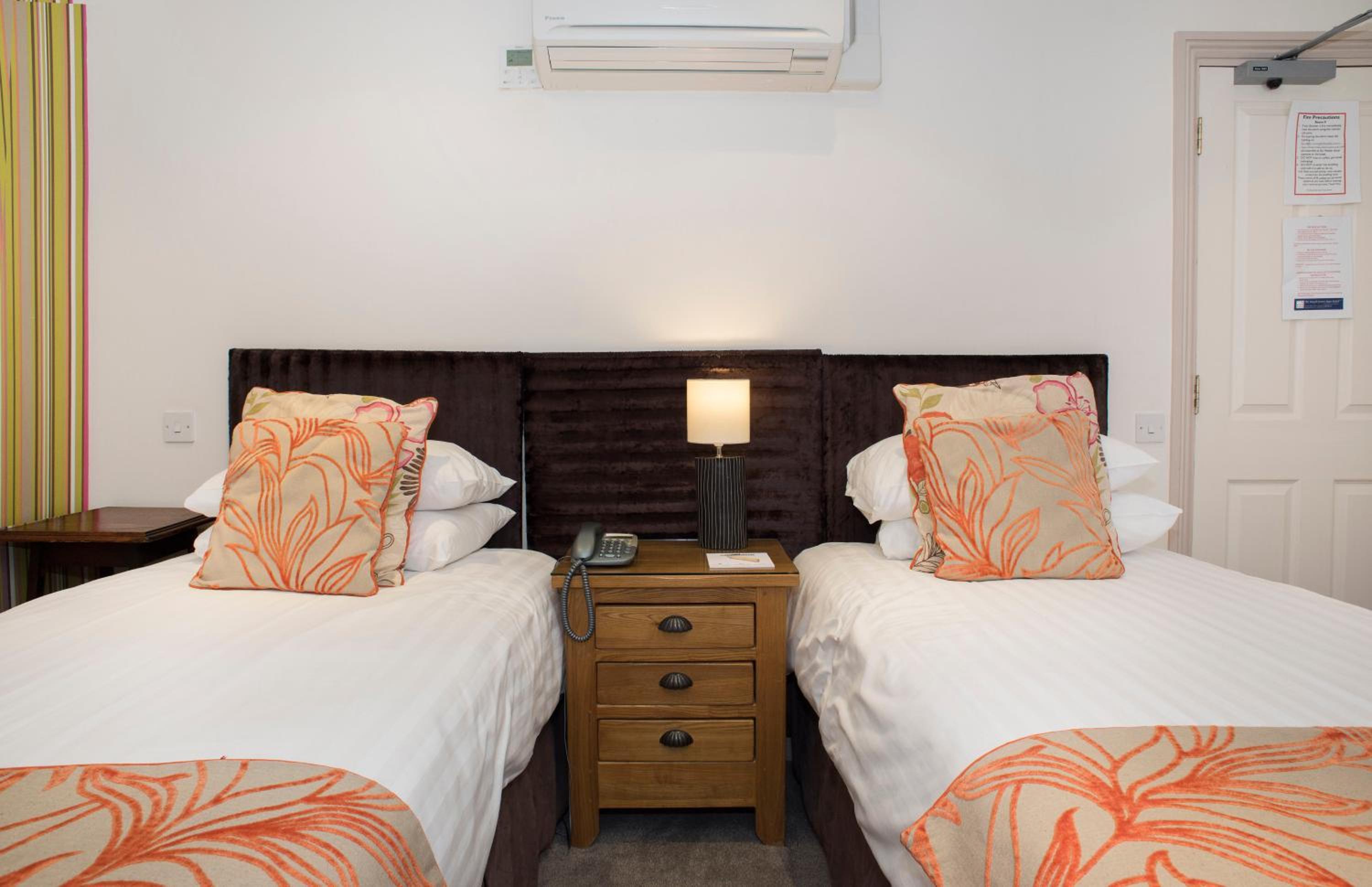 Standard Twin Room - Photo 1
