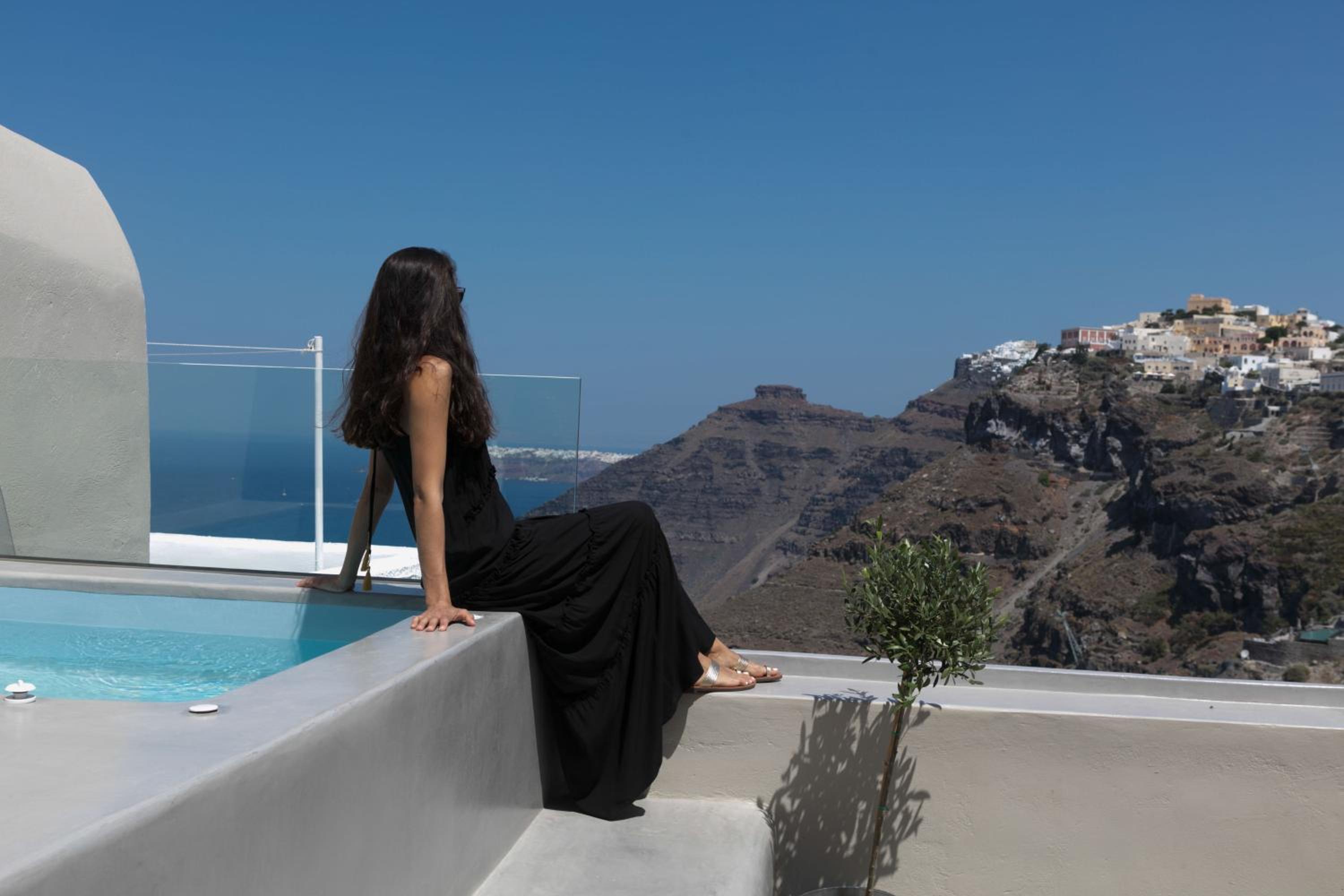 Two-Bedroom Cave Villa with Hot Tub and Caldera View - Dolce Far Niente  photo 2
