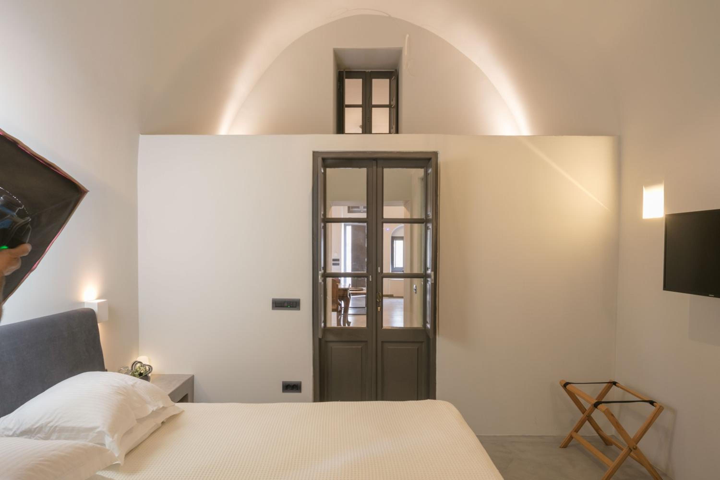 One-Bedroom Villa with indoor and outdoor Hot Tubs and Caldera View - La Traviata - Photo 31