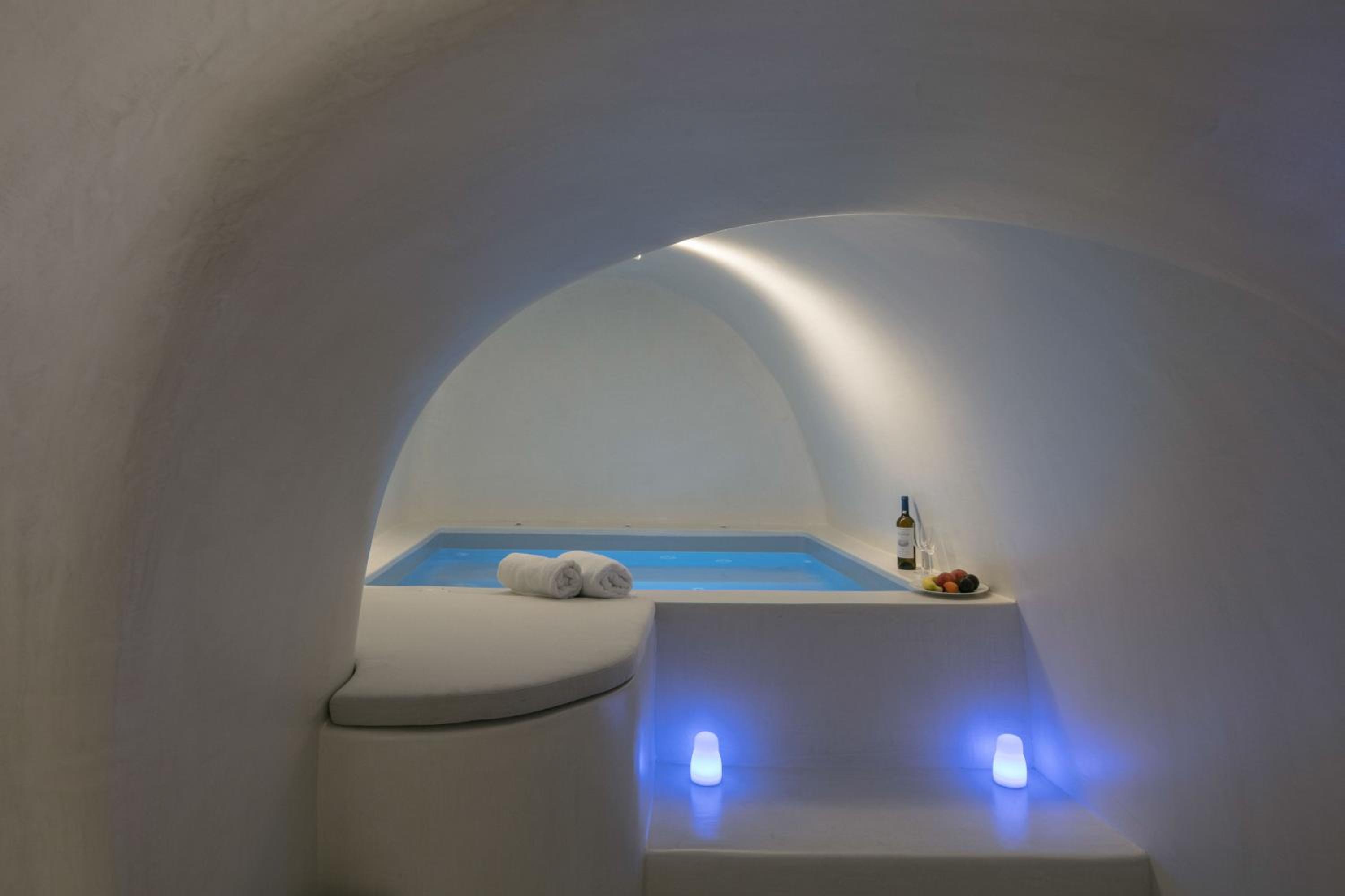 One-Bedroom Villa with indoor and outdoor Hot Tubs and Caldera View - La Traviata - Photo 14
