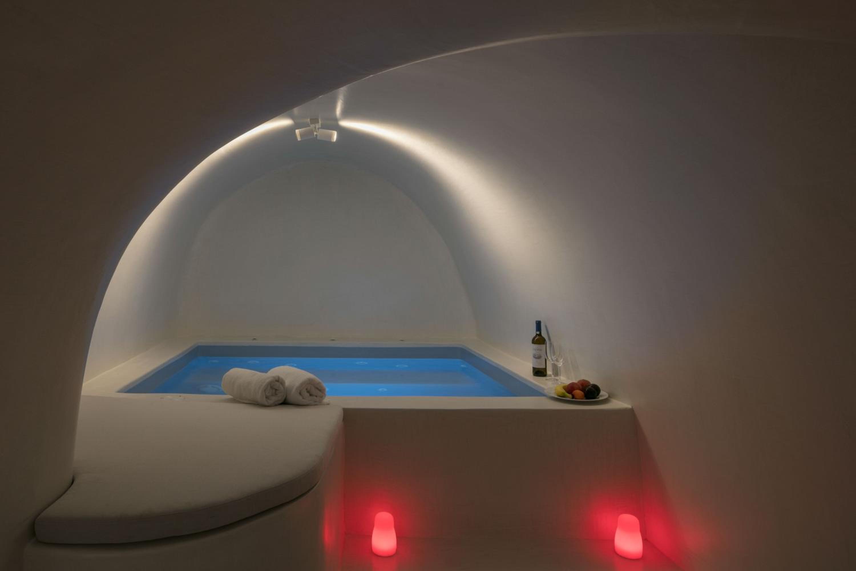 One-Bedroom Villa with indoor and outdoor Hot Tubs and Caldera View - La Traviata - Photo 5