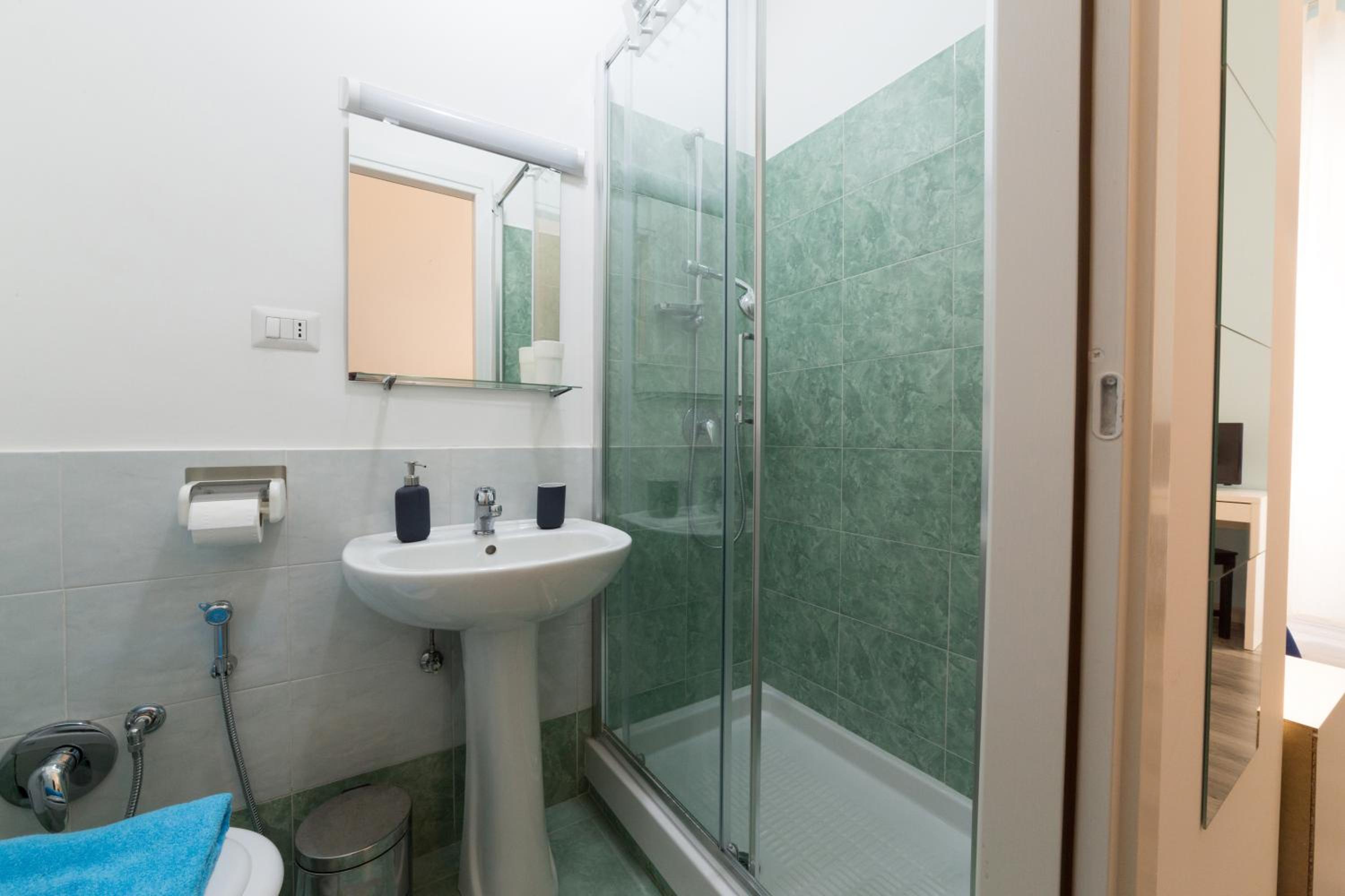 Single Room with Private Bathroom photo 2
