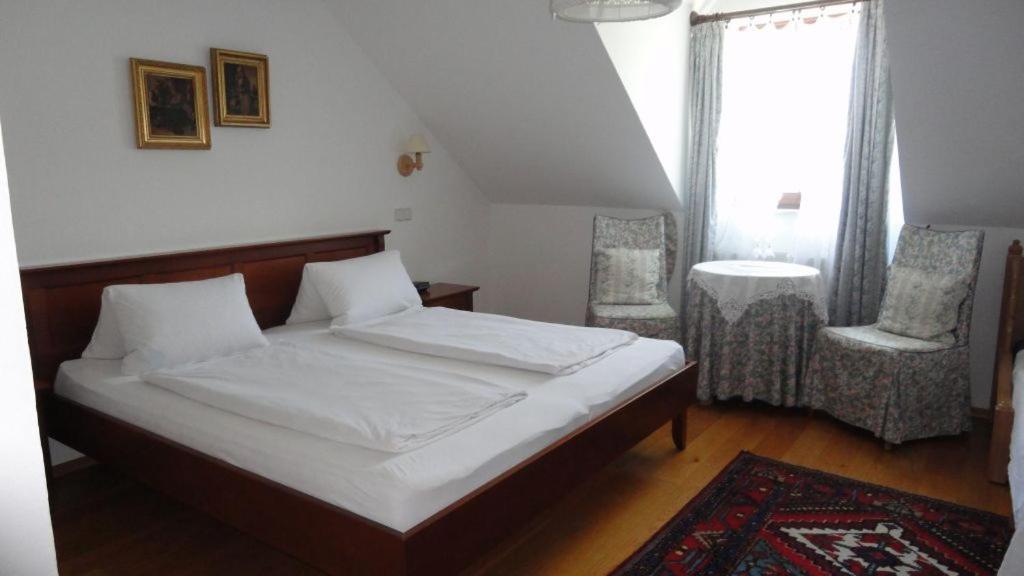 Double Room - Photo 8