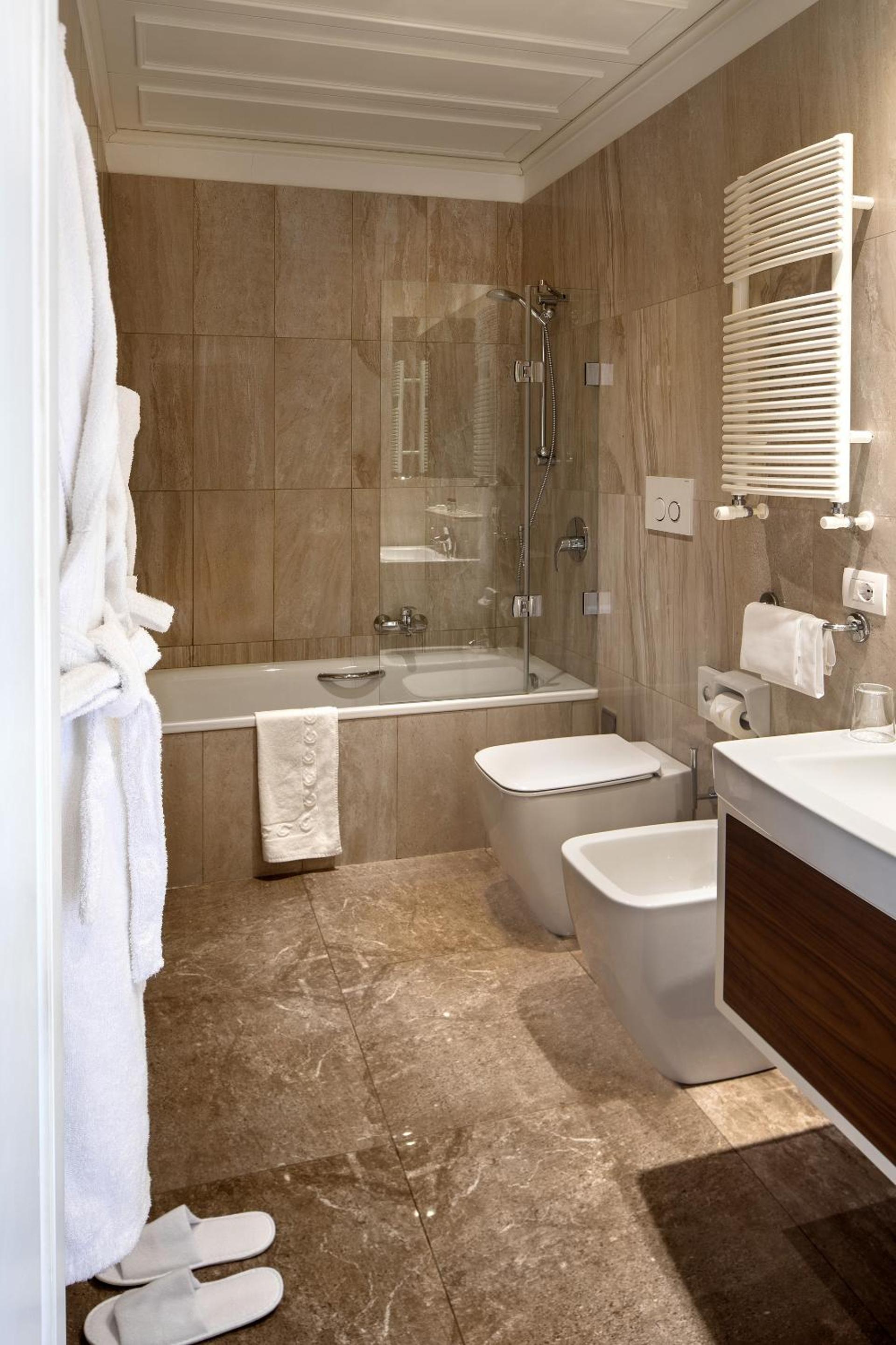 Double or Twin Room with Sea View - Photo 6