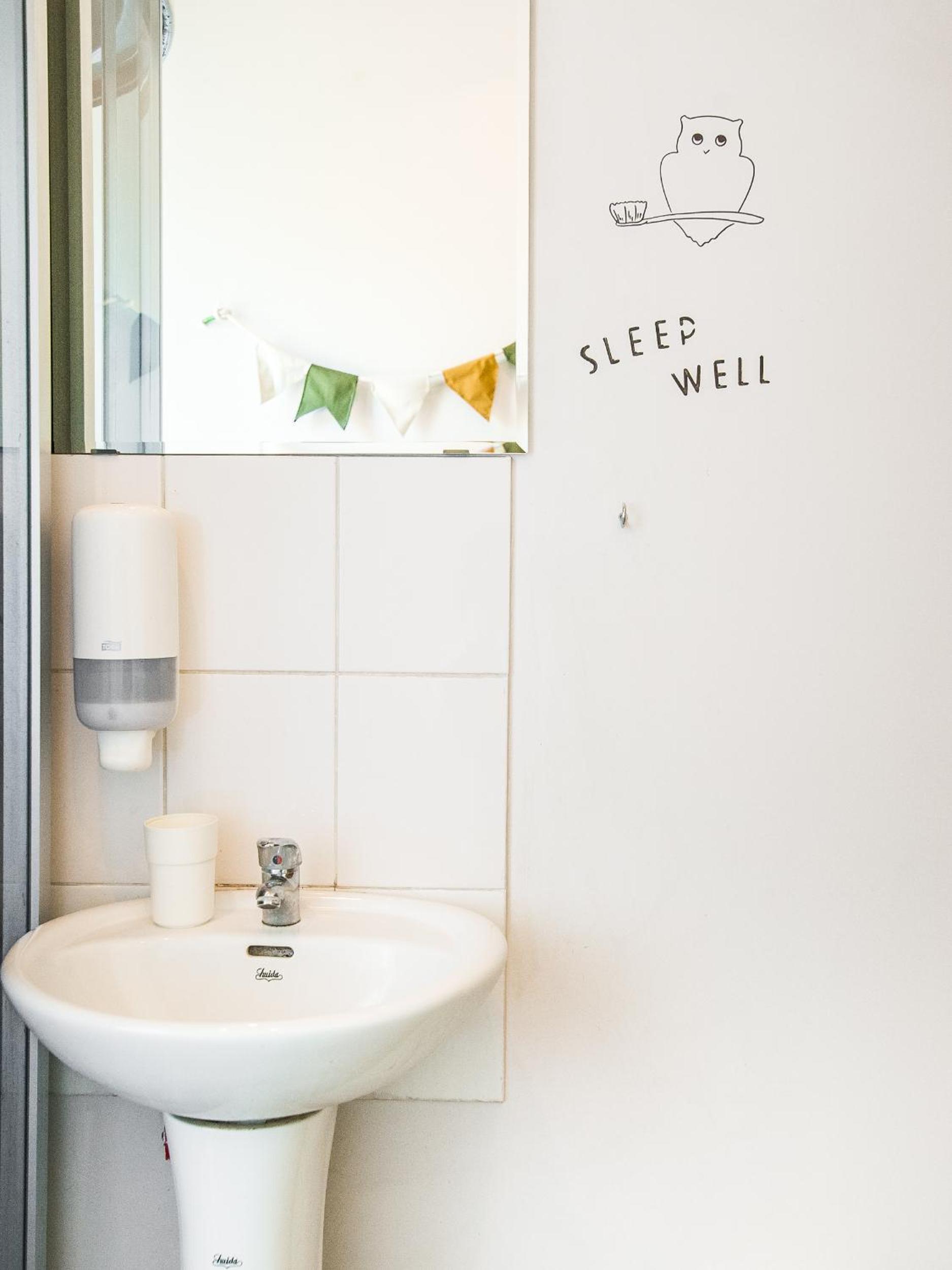 Single Room with Private Bathroom photo 3