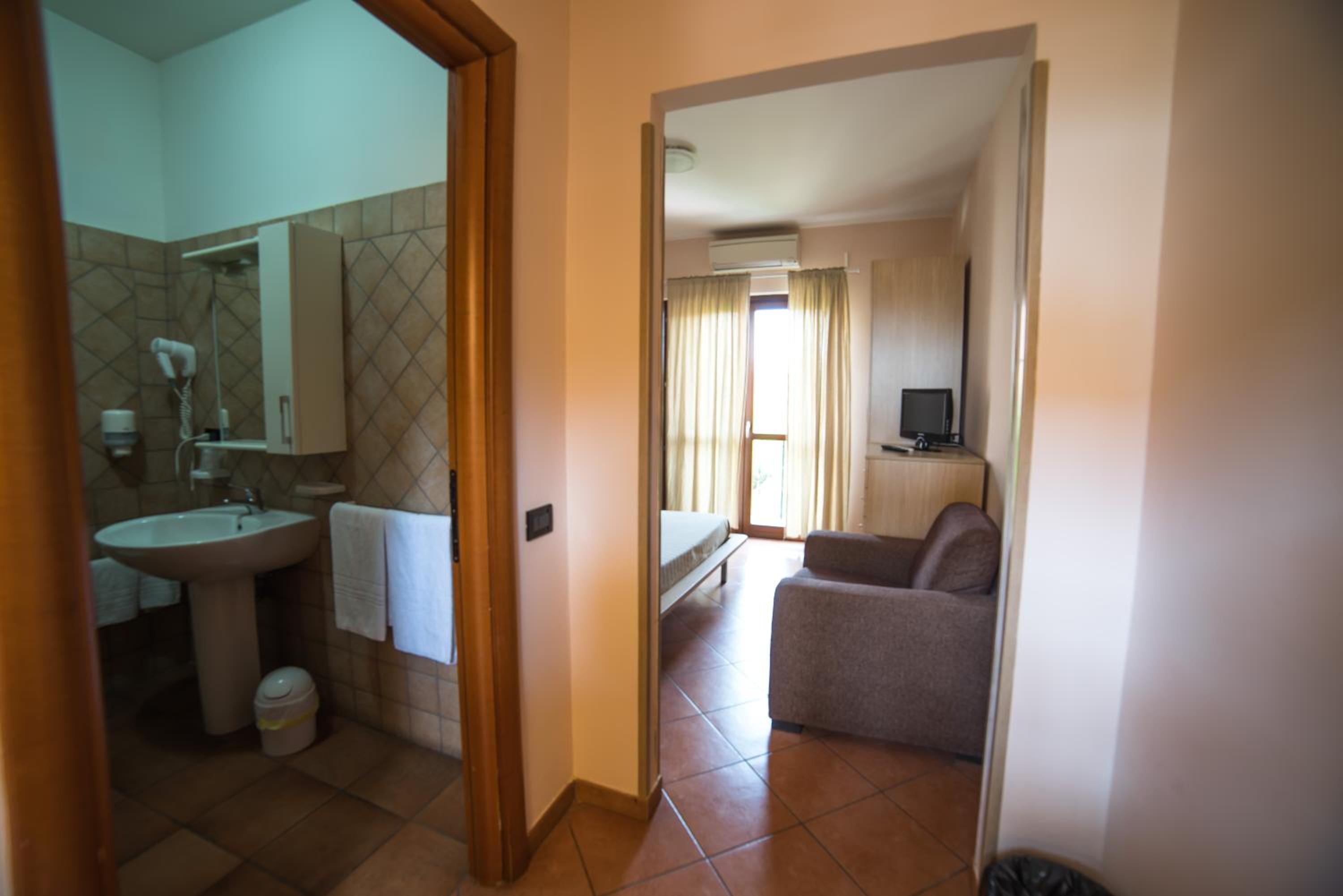 Double Room - Photo 6