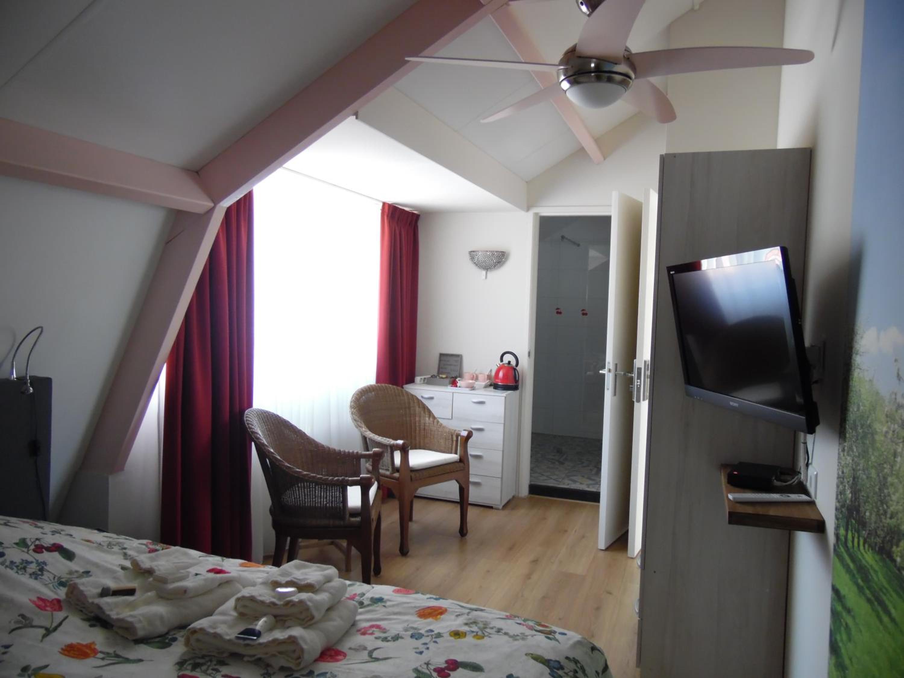 Deluxe Double Room with Shower