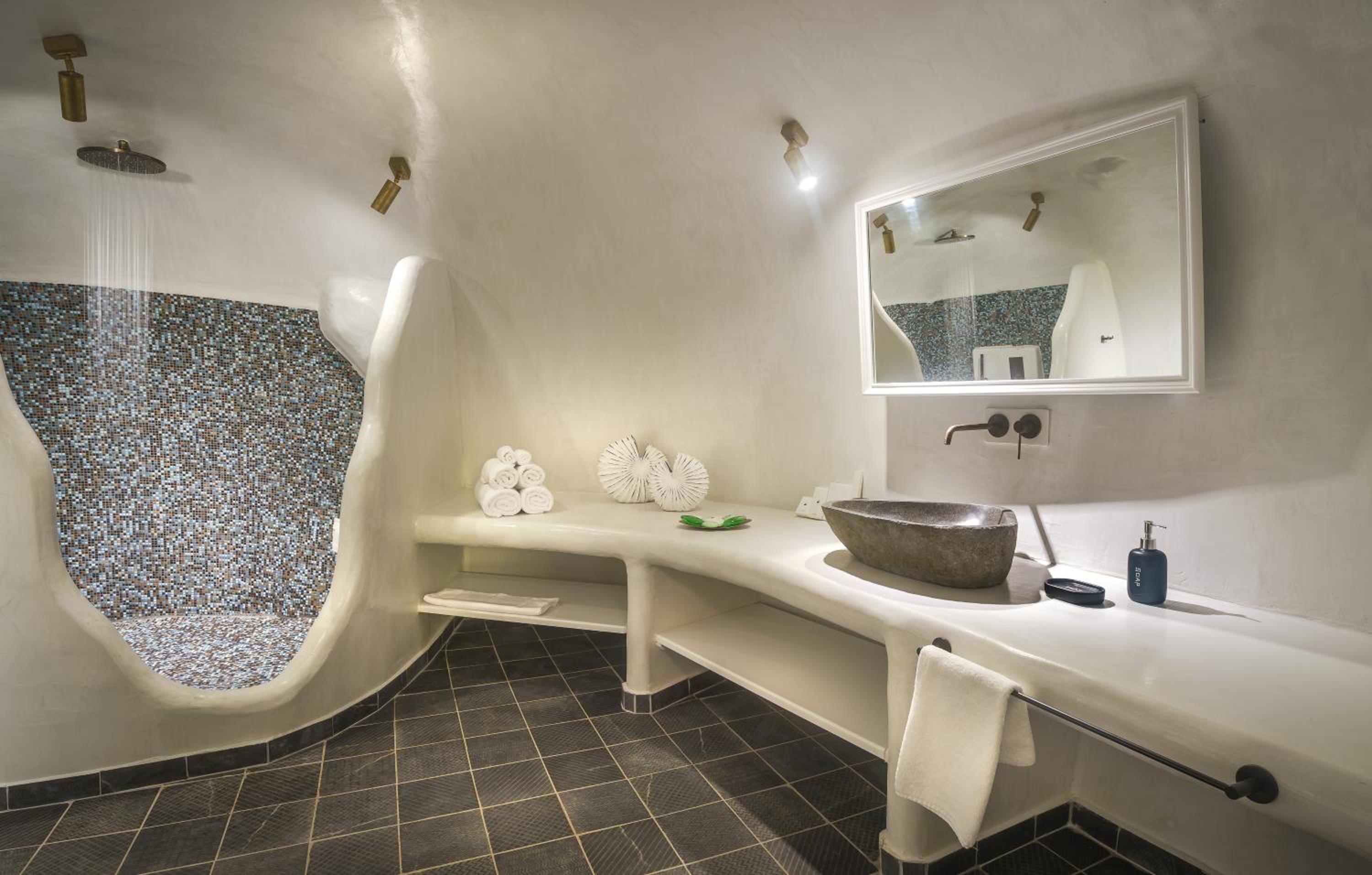 Grand Suite with Οutdoor Ηot Τub & Caldera View photo 3