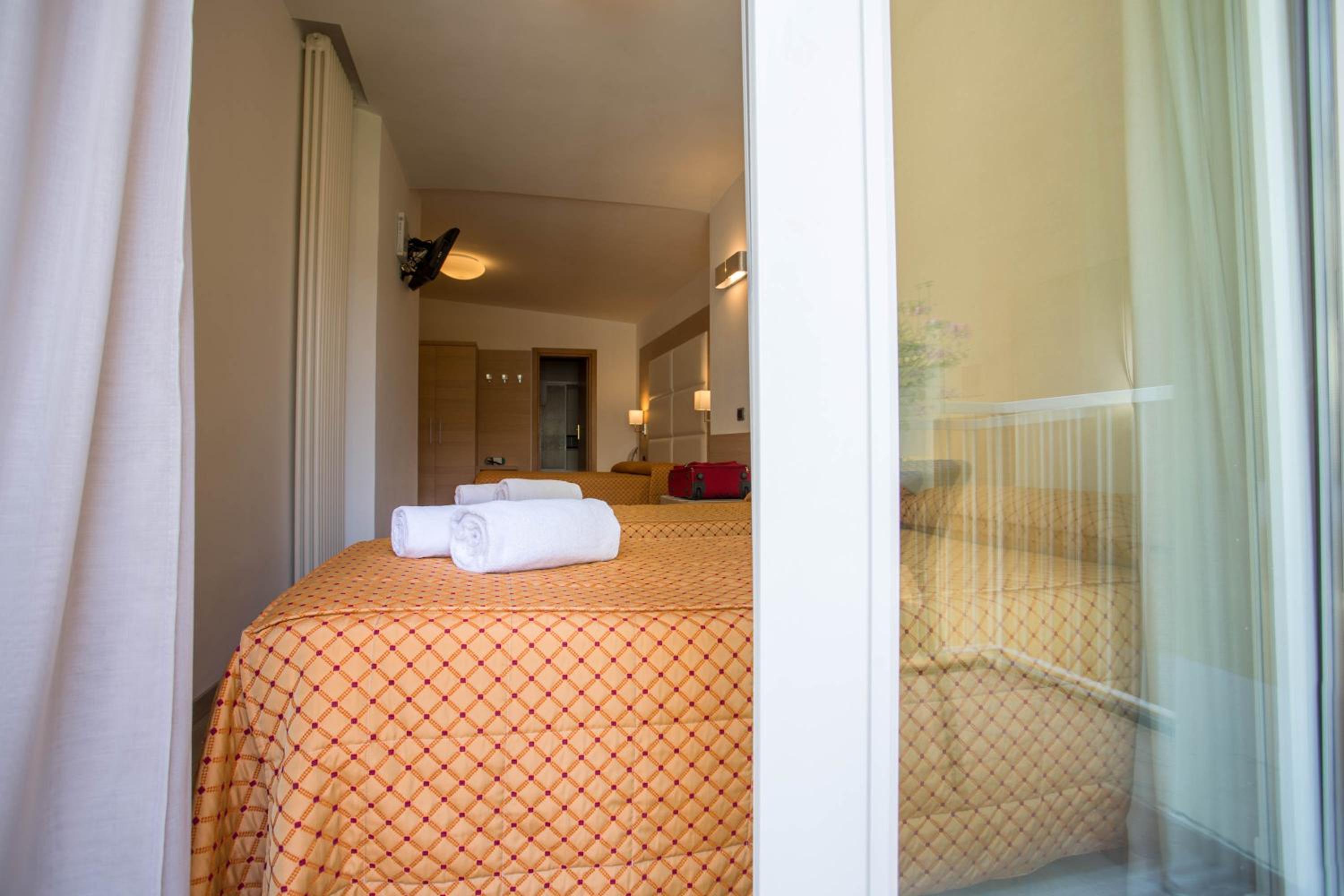 Quadruple Room - Photo 8