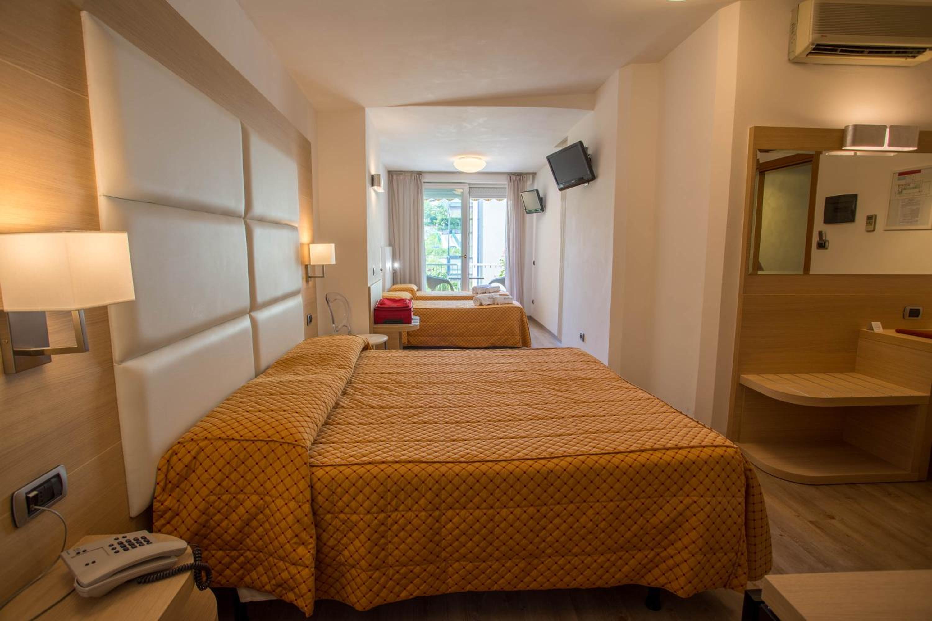 Quadruple Room - Photo 1