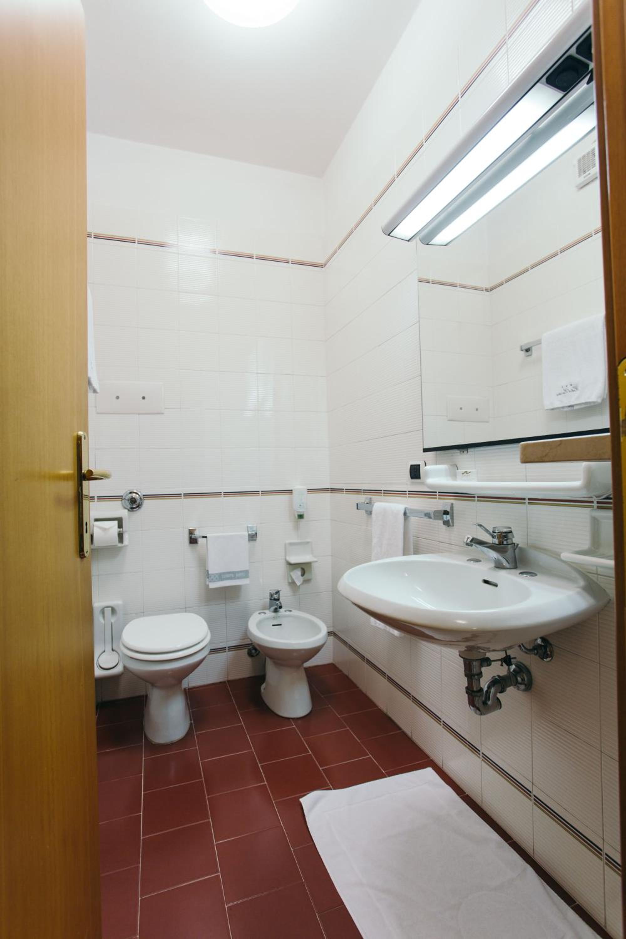 Quadruple Room - Photo 9
