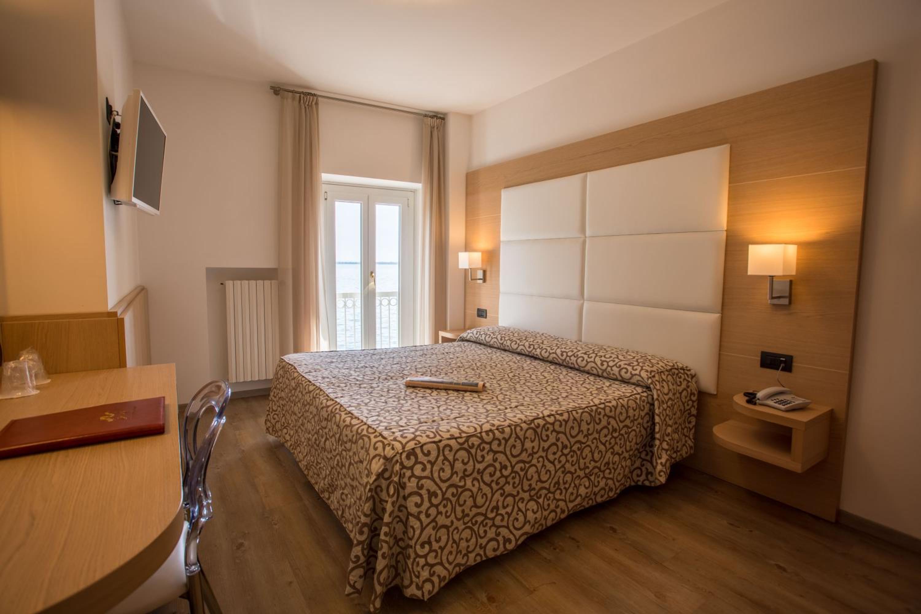 Comfort Double Room with Lake View - Photo 21