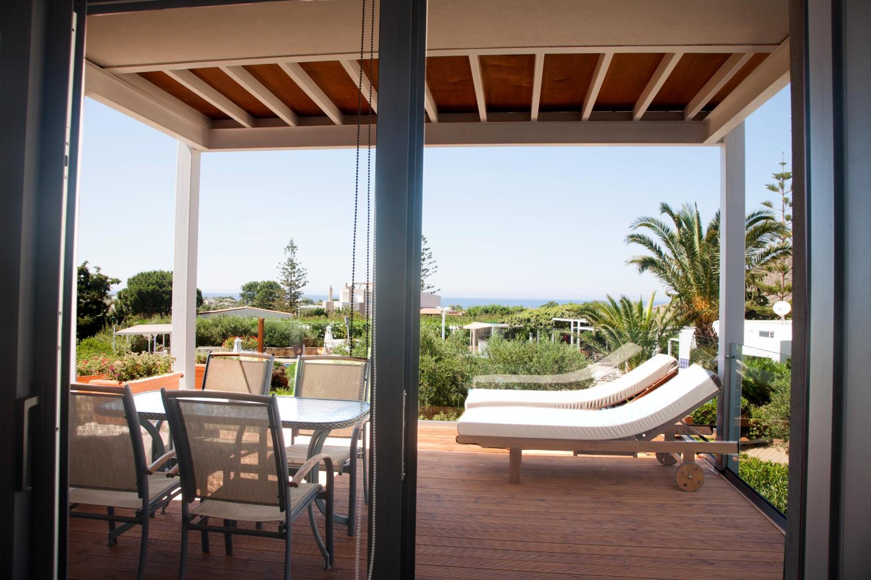 Family Two-Bedroom Apartment with Sea View  photo 3
