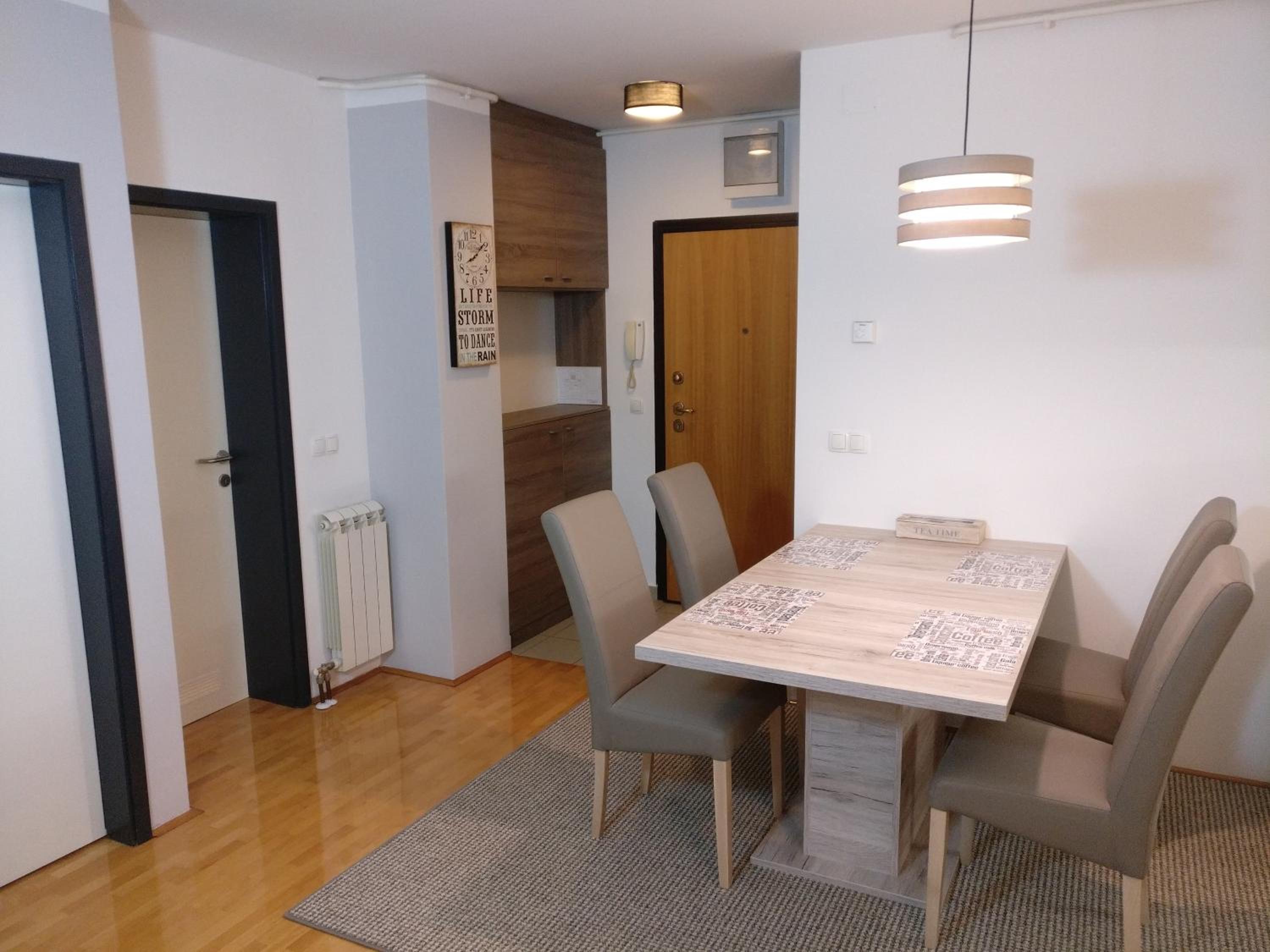 Apartment with Balcony - Photo 4