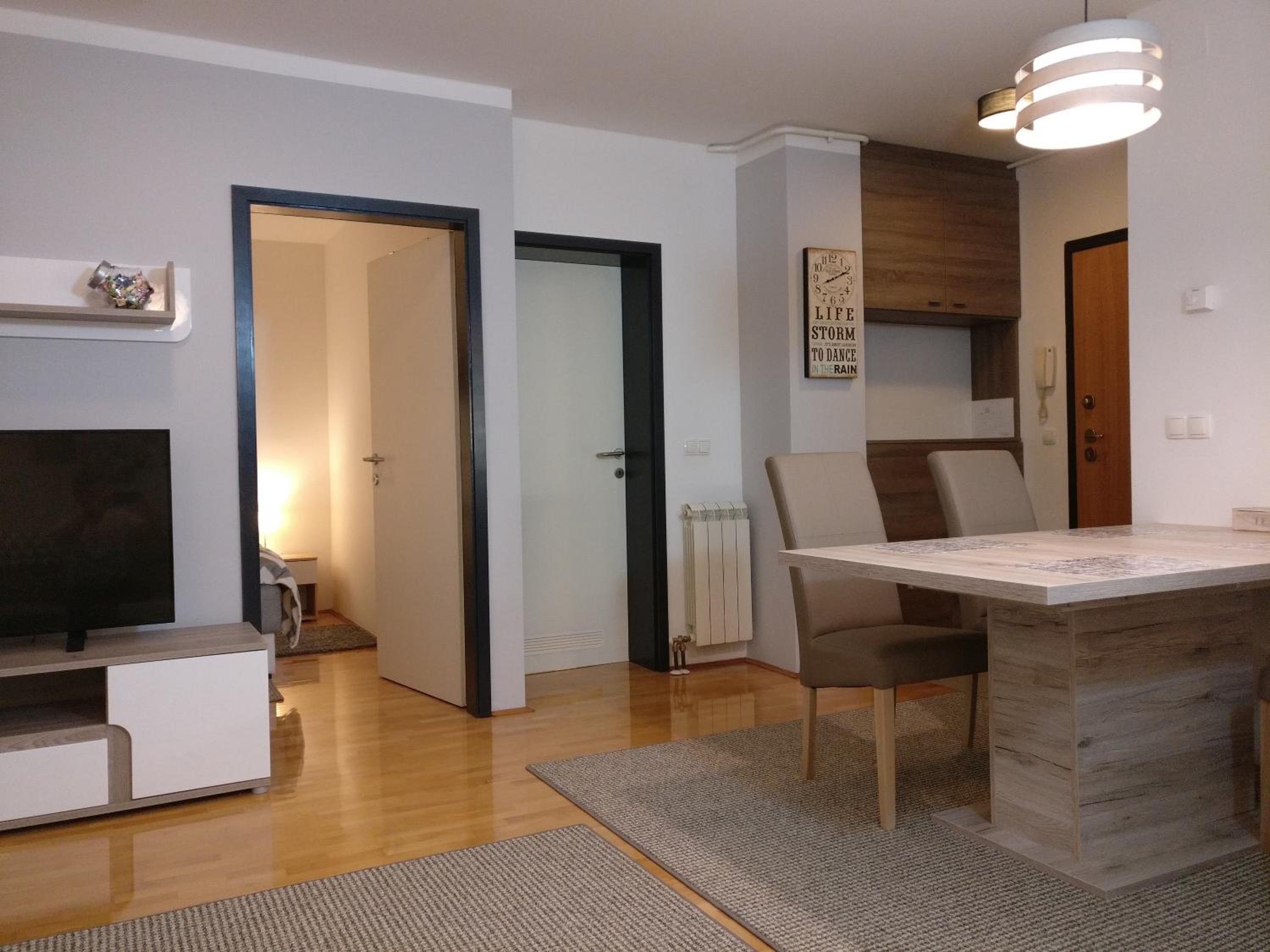 Apartment with Balcony - Photo 25