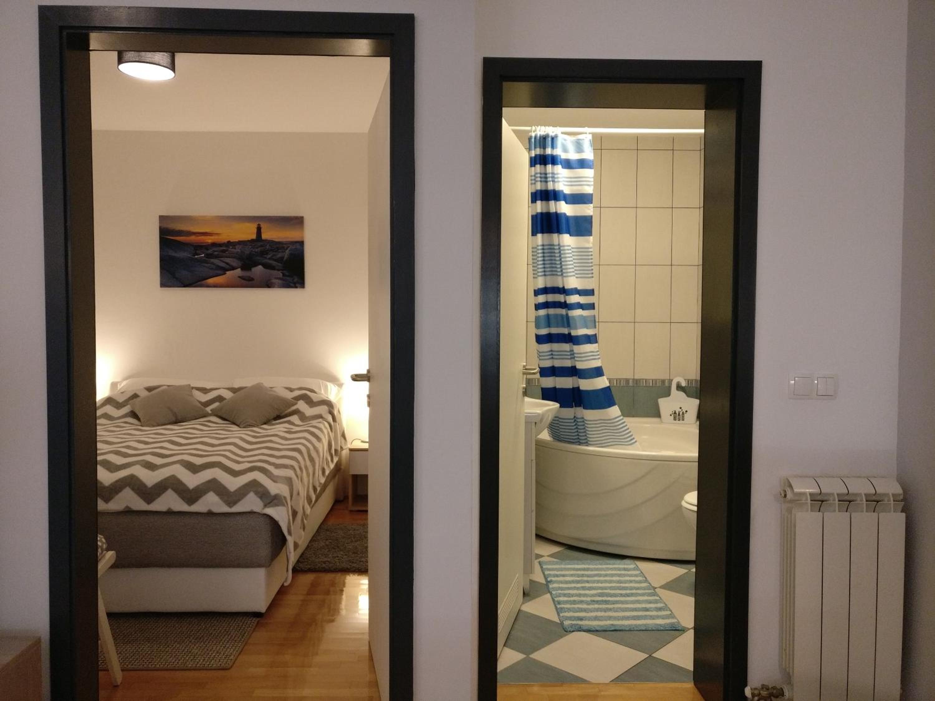 Apartment with Balcony - Photo 27
