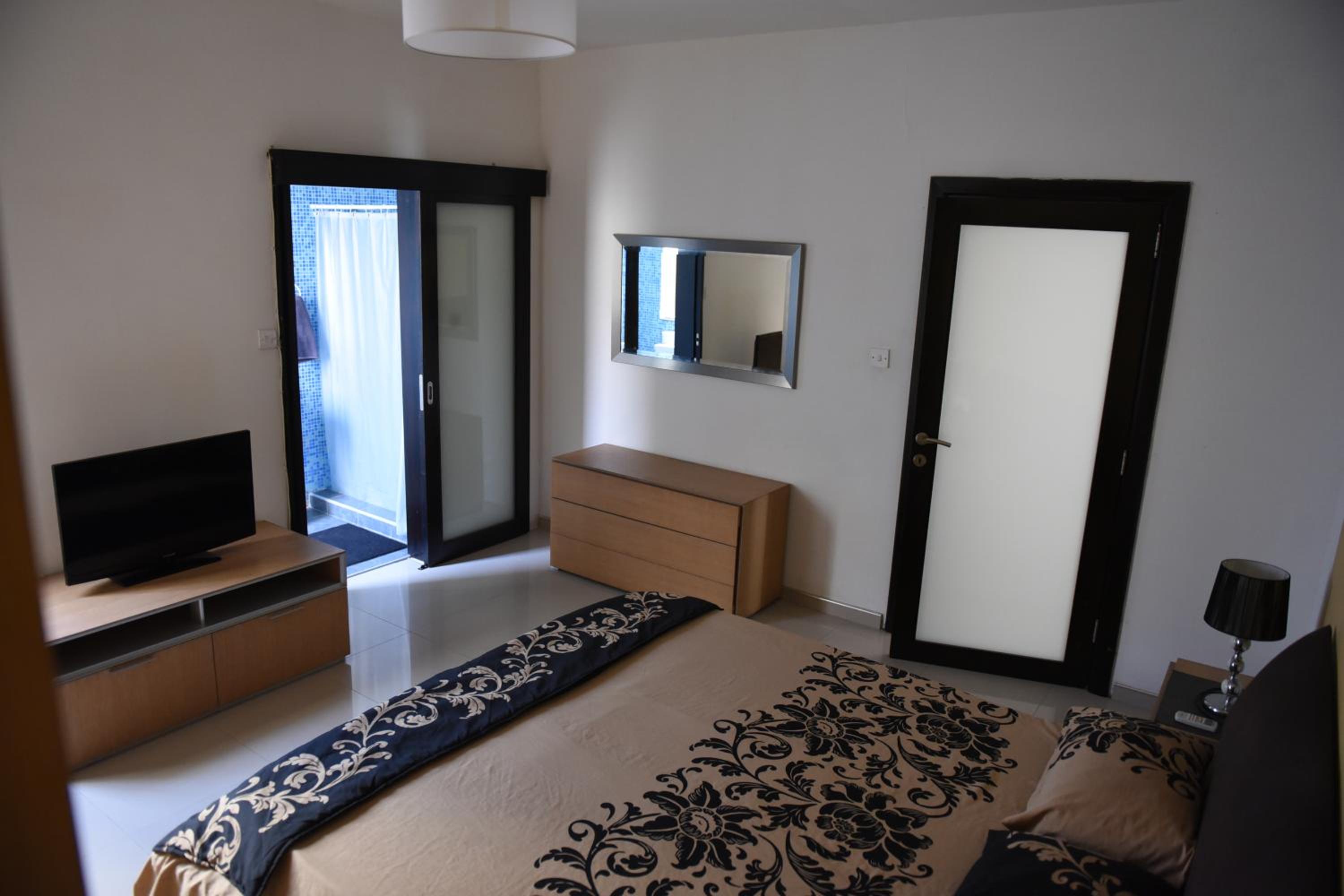 Queen Room With Private Bathroom photo 1