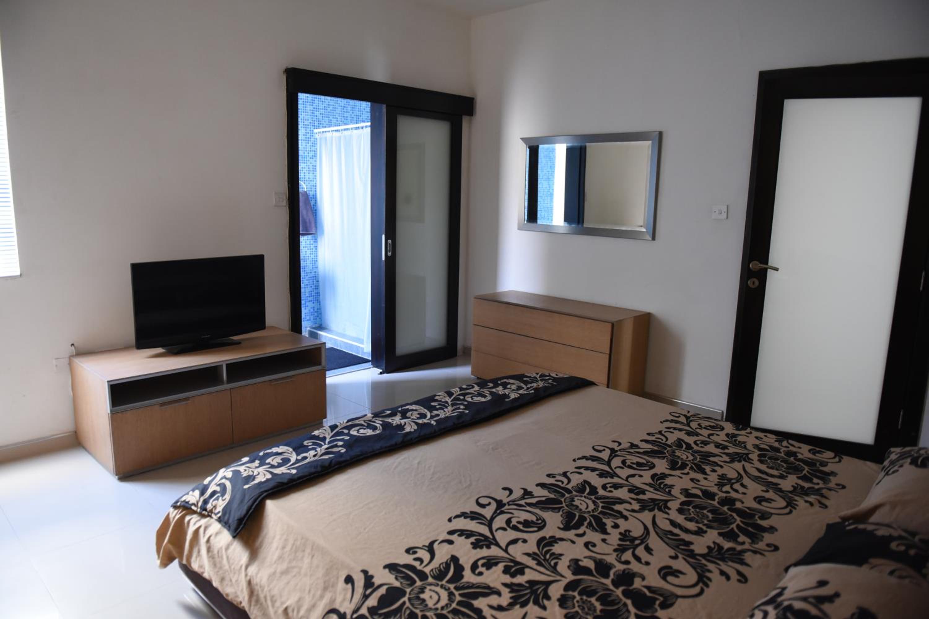 Queen Room With Private Bathroom photo 2