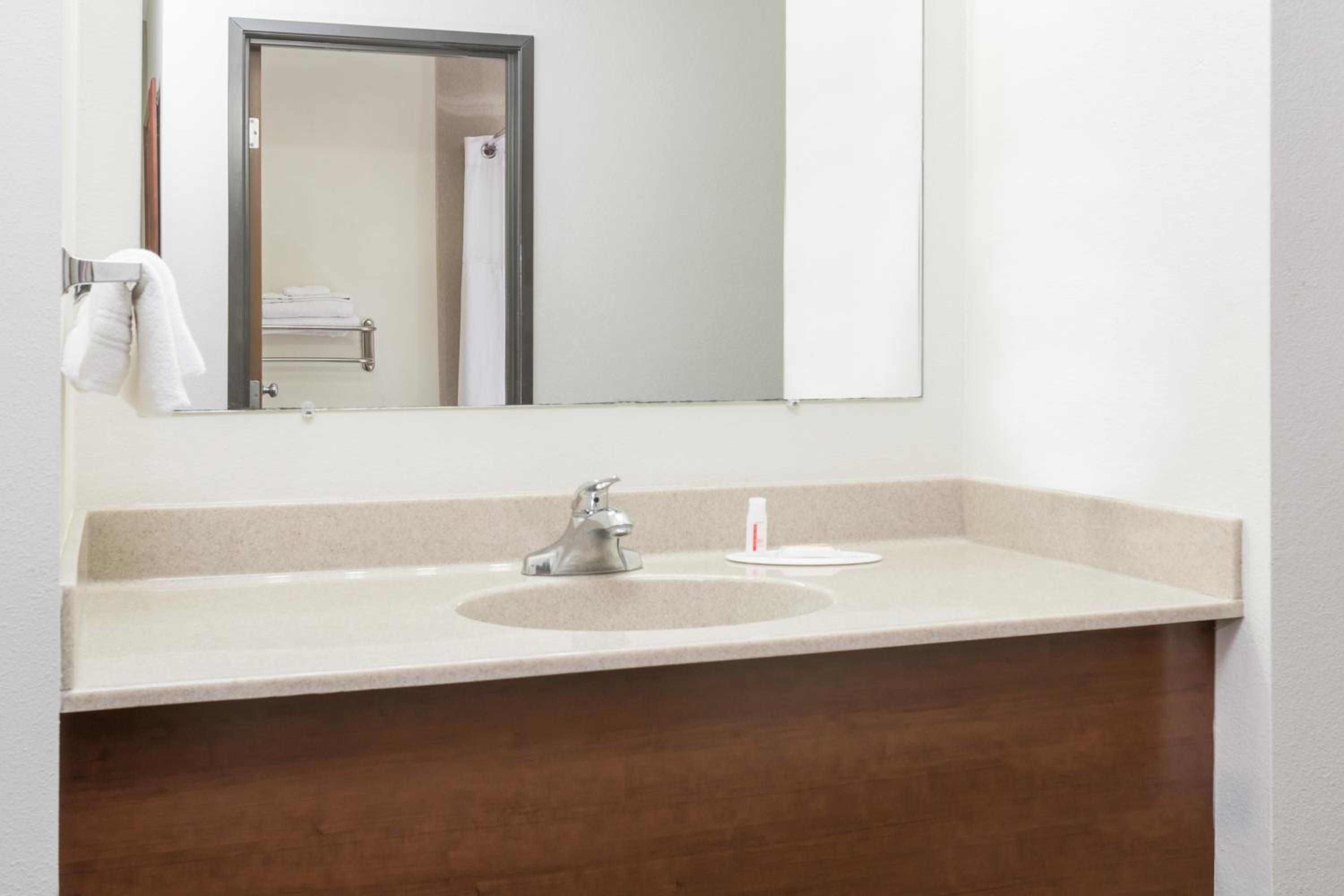 Queen Room - Disability Access/Non-Smoking photo 2