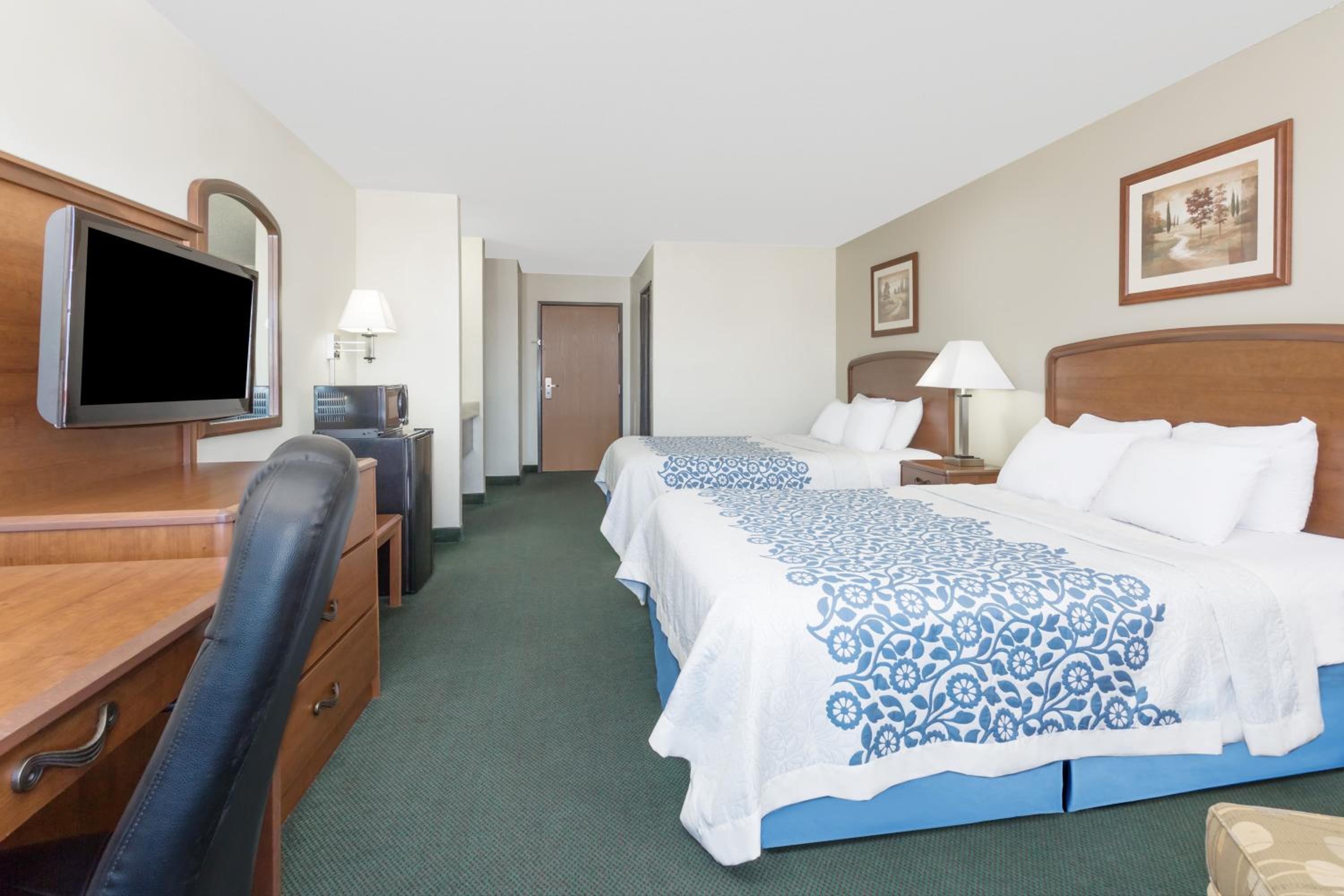 Queen Room with Two Queen Beds - Non-Smoking photo 2