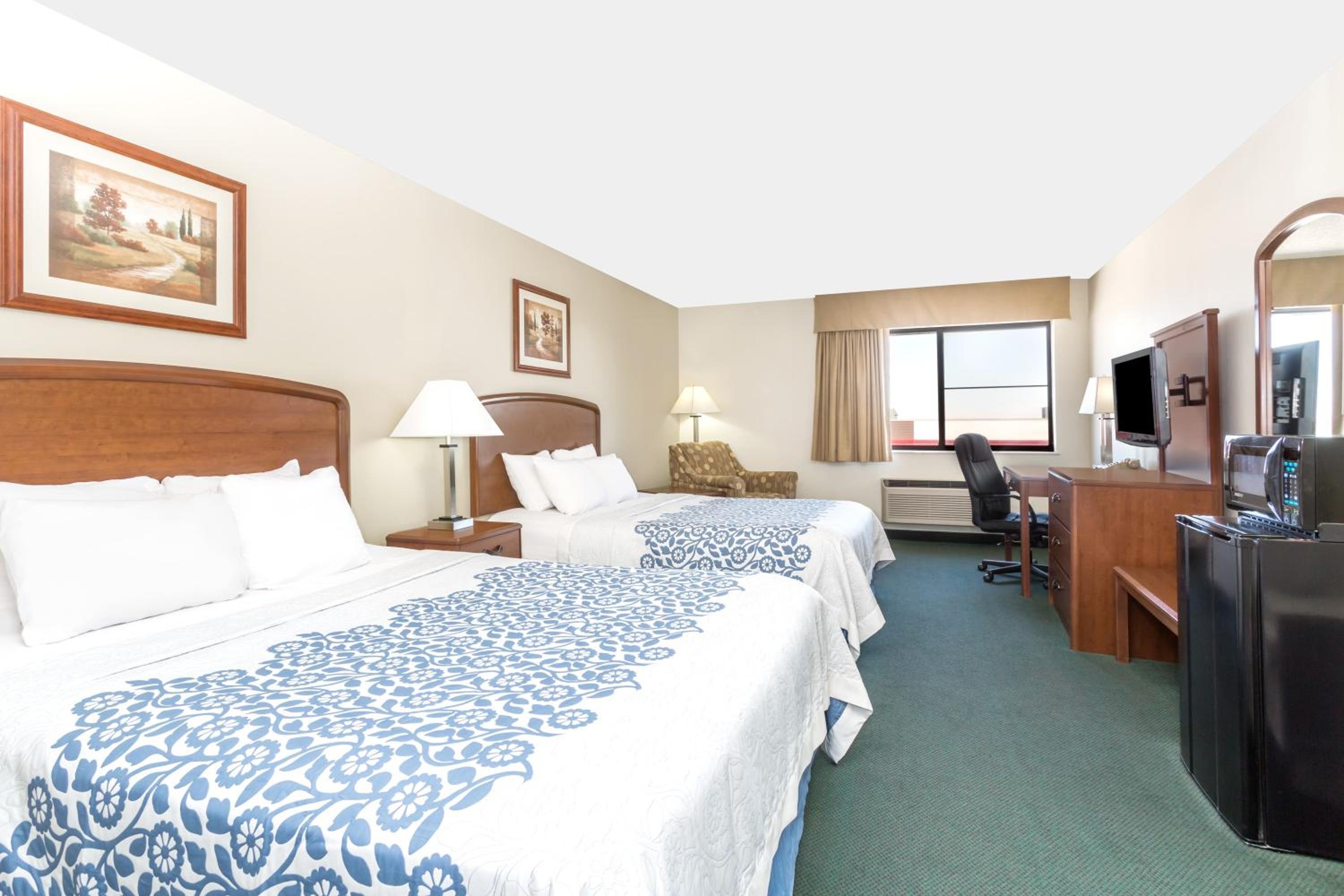 Queen Room with Two Queen Beds - Pet Friendly/Non-Smoking photo 1