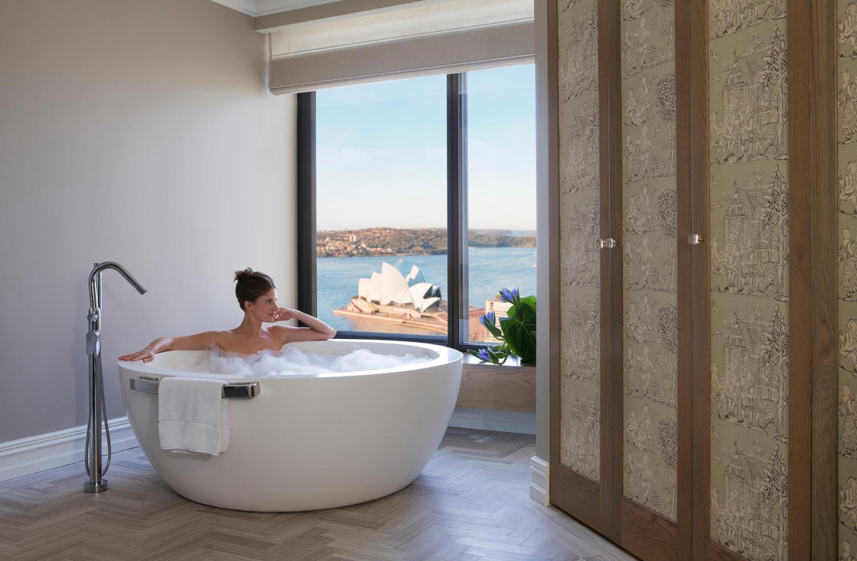 One-Bedroom Opera Royal Club Suite